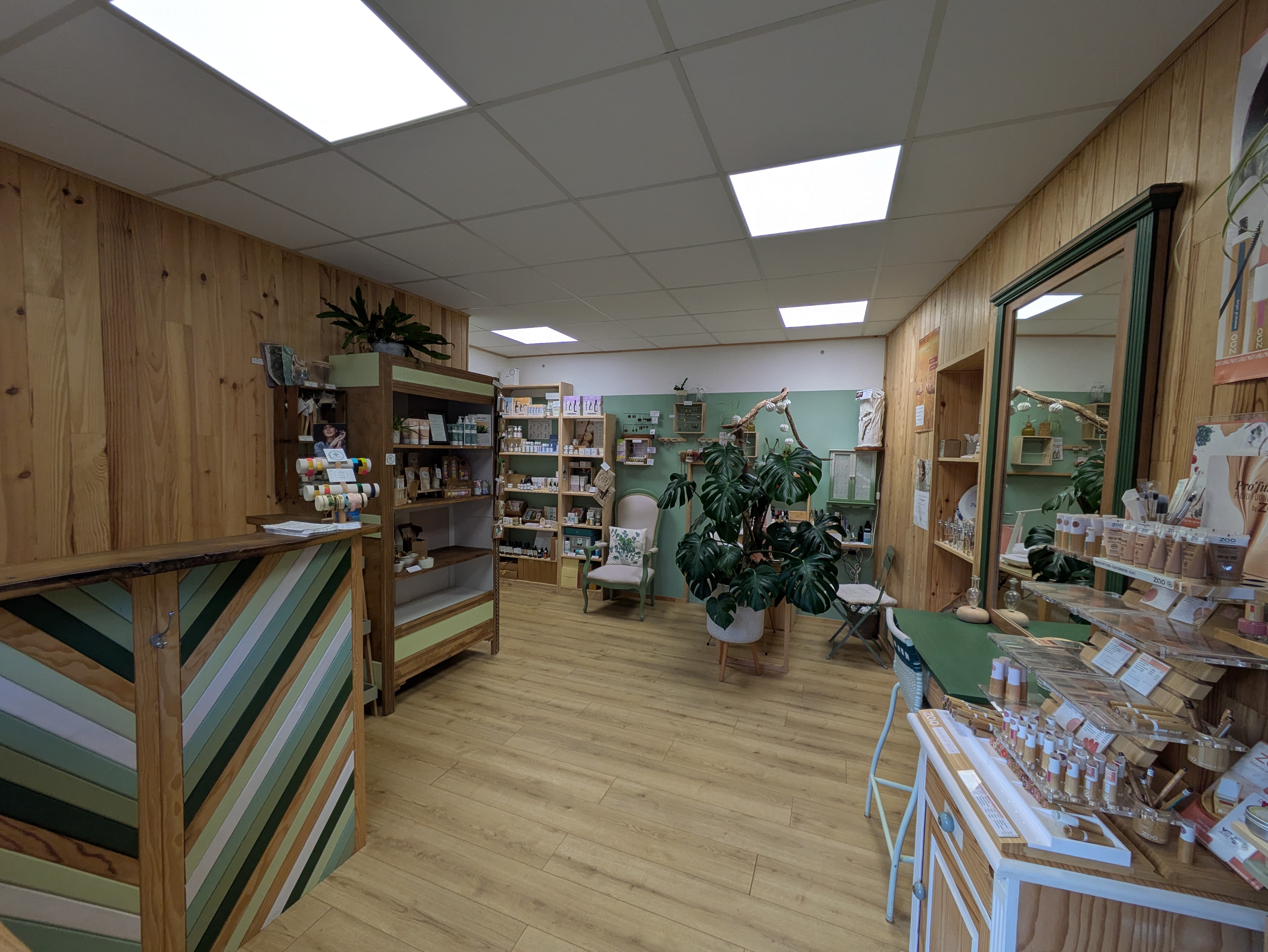 A VENDRE
Joli fonds de commerce institut de beauté.
Pour cause de changement de projets de vie.
Situé dans une rue passante de la commune de la Salvetat sur Agout. Commune très touristiques.
Clientèle agréable et fidèle.
Stationnement aisé dans la rue de l institut.
L' éthique de l institut est à ce jour basé sur des produits naturels et bio ,de la cosmétique et artisanat local .
Très beau local entièrement rénové en 2022, comprenant une cabine de 14m² avec une douche, une réserve de 3,5m² , un espace de vente de 18m²,avec espace onglerie et maquillage.Un wc avec lave mains. Une jolie petite vitrine ainsi qu' un rideau de sécurité métallique .
Système de chauffage avec clim réversible.
Vendu avec tout le matériel et le stock existant ( si intéressé, le montant sera calculé au moment de la vente),le nom, le fichier clientes, la ligne téléphonique et page facebook, droit au bail.
Le repreneur peu travaillé directement après l' achat.
Possibilité d’accompagnement sur 1 mois pour une meilleur passation de la clientèle.
Loyer de 500 € mensuel.
Ouvert à ce jour environ 4 jours / semaine.
Fort potentiel de développement.
Prix du fond: 20 000€
prix négociable.
N’hésitez pas à me contacter pour plus de détails,
Julie Cara d’ esprit nature :06.83.64.77.23.