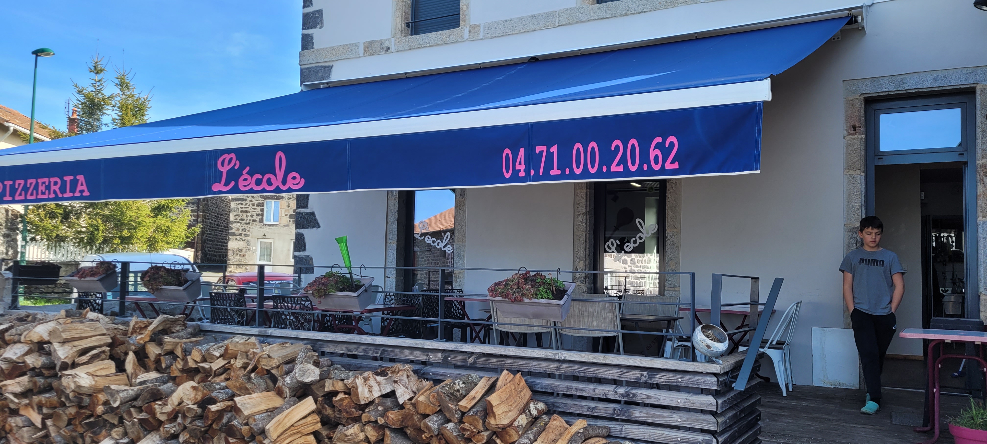 Notre Etablissement est situé dans un petit village pittoresque des hauts plateaux de la Haute Loire, notre restaurant offre une vue imprenable sur les montagnes environnantes sur nos 2 terrasses pour un moment de détente en plein air. À l'intérieur, découvrez une décoration industrielle élégante qui mêle modernité et charme rustique, créant une atmosphère chaleureuse et accueillante. 
Notre fond est un multi-services (dont dépôt de gaz, point vert, dépôt de pain et de cigarette) avec possibilité de mettre un chambre d'hôte et un logement de fonction de type 3. 
L'emplacement central en face de la mairie dans un village sans autre commerce est un avantage considérable. 
Le chiffre d'affaires solide permet de subvenir aux besoins d'un couple vivant sur place. 
Le fait de ne nécessiter aucun travaux préalables et de disposer d'un équipement de travail de qualité est très encourageant. De plus, la voiture de fonction, la jouissance de la licence 4  et le portage de repas dans le bail ajoutent de la valeur à cette opportunité commerciale.
DPE pour le logement: D ET A. coup estimé entre 980EUR et 1370EUR