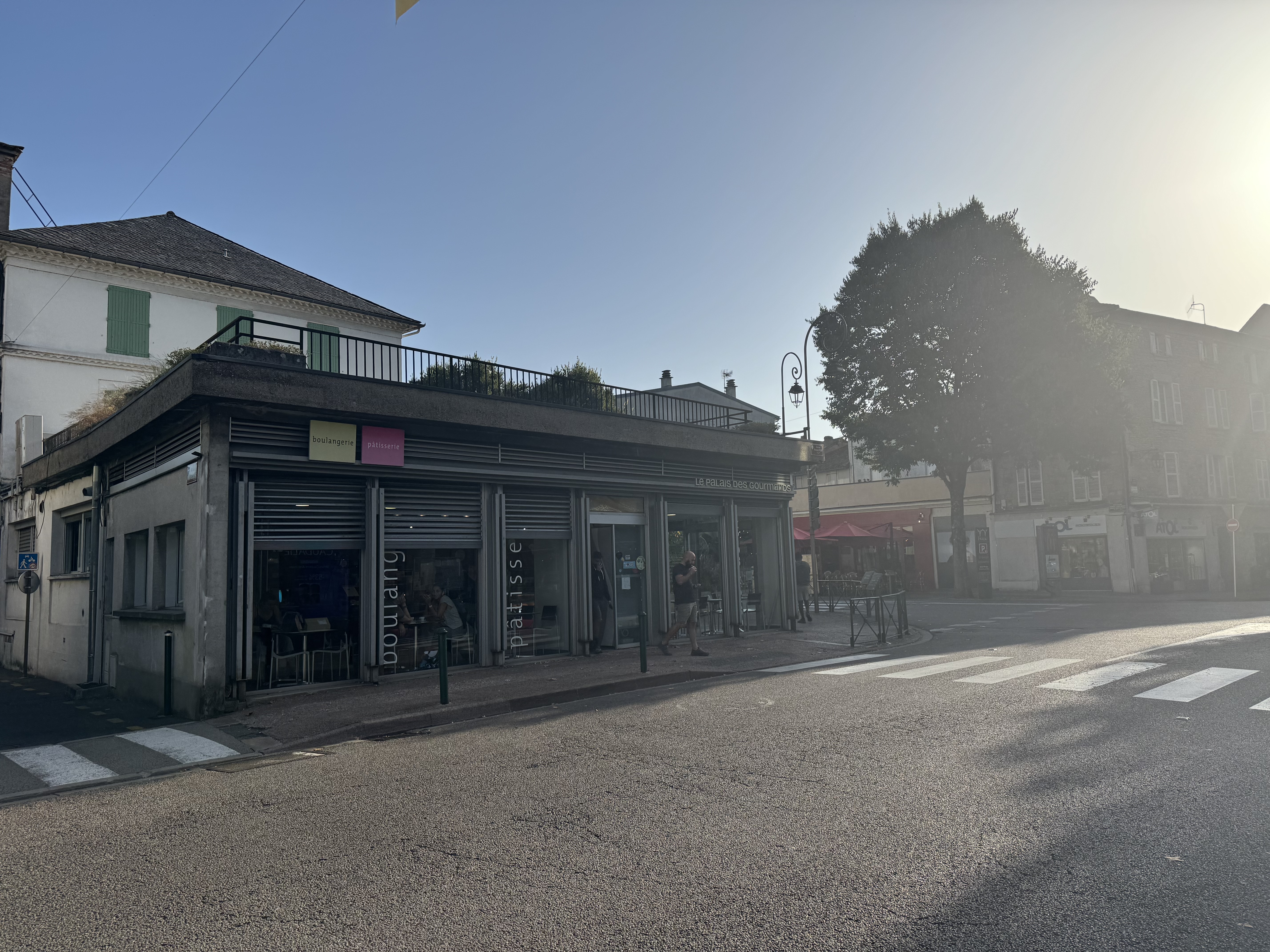 Notre boulangerie-pâtisserie est située au cœur de Figeac, dans le Lot, sur l’un des principaux carrefours de la ville. L’établissement bénéficie d’un emplacement particulièrement visible et accessible, avec environ 100 places de stationnement à proximité.

Le commerce dispose de 146 m² au total, répartis entre 62 m² de surface de vente et 84 m² de laboratoire. Il s’agit d’un véritable outil de travail, déjà aménagé et équipé pour une activité de boulangerie-pâtisserie, mais qui pourrait également être adapté à d’autres concepts de restauration ou de snacking.

L’entreprise est implantée dans une ville dynamique et touristique du Lot et bénéficie d’une clientèle locale ainsi que d’un passage lié à l’activité de la ville et à son attractivité touristique.

Après presque trente ans d’exploitation, nous souhaitons transmettre cet établissement. Notre souhait serait de trouver une solution permettant de préserver cette activité et de donner une nouvelle vie à ce commerce, qui dispose selon nous d’un réel potentiel de développement.