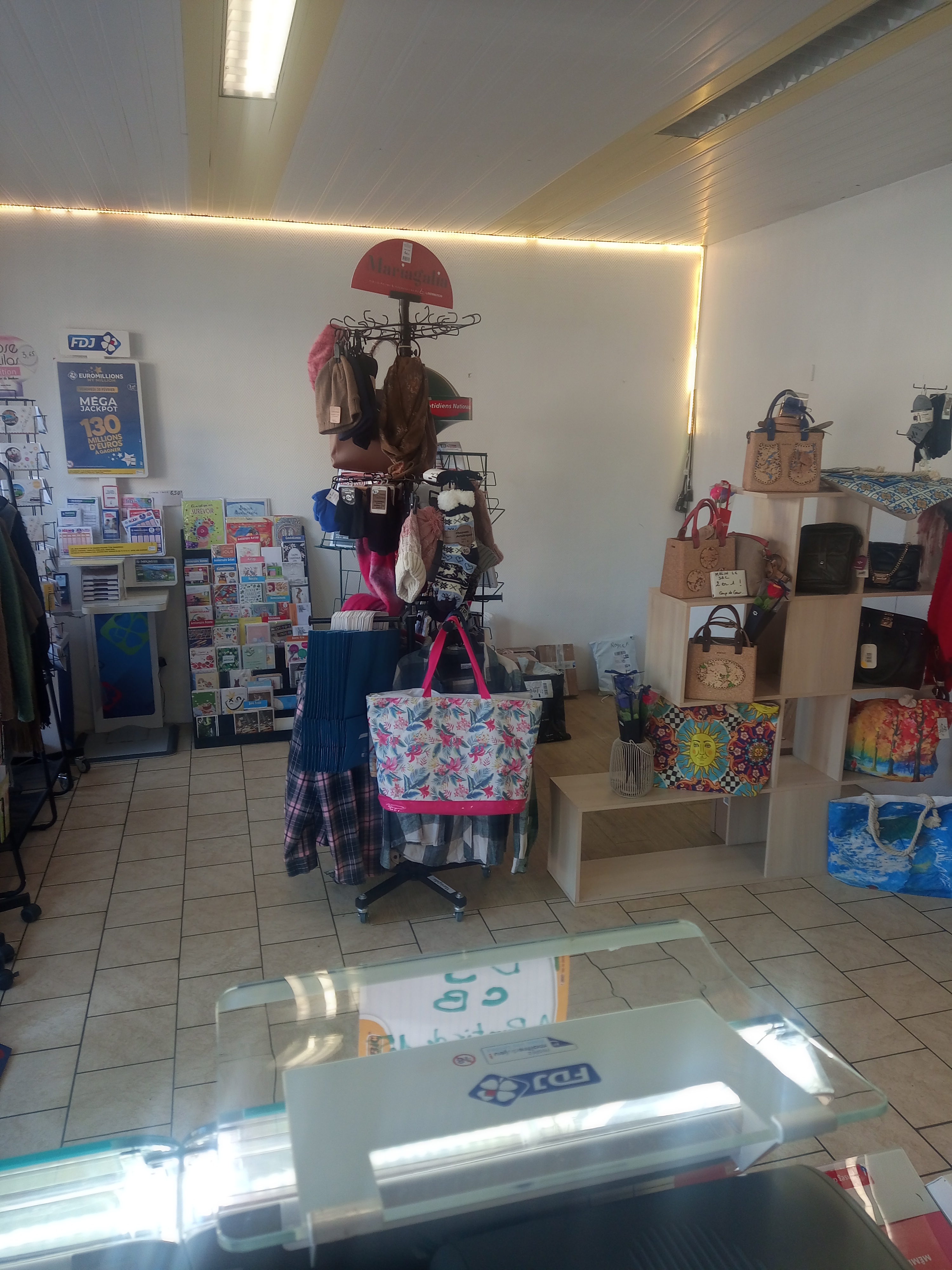 Maison de presse tenu depuis 20 ans avec un appartement T4 , 2 garages une cour village en pleine évolution lotissement de 300 maisons qui se montent à l entré du village et un lotissement de + de 100 maisons prévues dans les mois à venir pour ma part c est l heure de la retraite