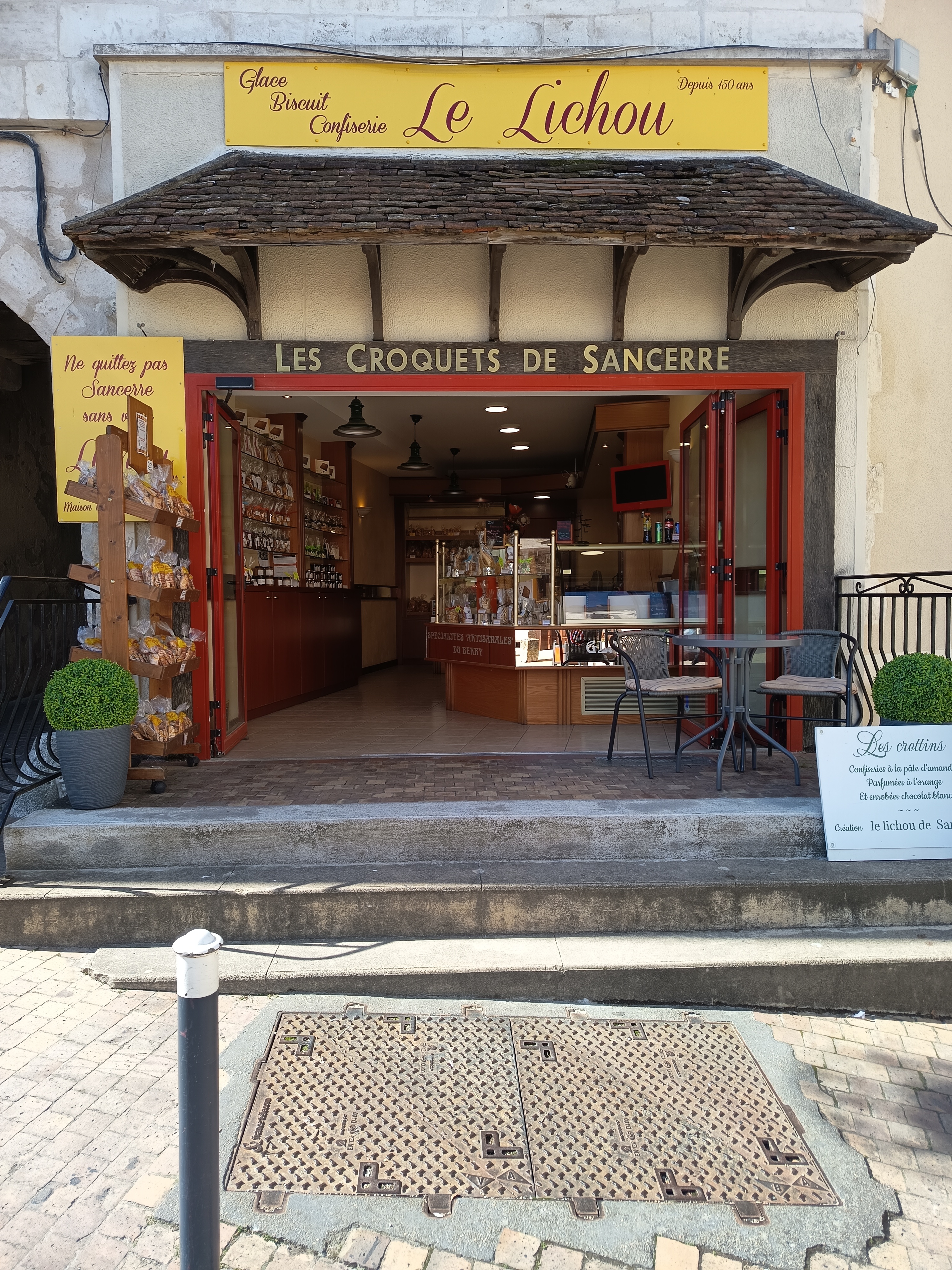 Au coeur de Sancerre donnant sur les 2 places principales, ce fond de commerce composé vde 2 boutiques en pâtisserie. Chocolaterie, boulangerie à une visibilité exceptionnelle lui garantissant une activité soutenue et lucrative. Boutiques avec des installations en très bon état et un logement de fonction de 100 M2, ces commerces donnent toutes les prérogatives de reussite.
Produit rare