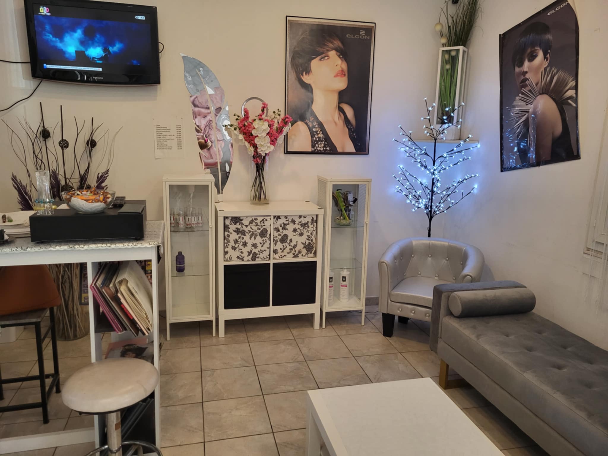 Vends fond de commerce   prix 24500 euros   salon de coiffure esthétique onglerie situé 1 rue lucien Rolmer 13003 marseille 
Loyer 742€ charges comprises 
Situé à côté de l'université de la gare st charles. Tres bien situé. Bonne clientèle  et bon chiffre d'affaires, entièrement refait à neuf, pas de concurrence, 3 postes de coiffage 
Bac 2 places, salon en dénivelé  en étage esthétique avec cabine de douche. Laboratoire  cuisine tout équipé avec lave-linge, sèche-linge, frigo congélateur ,étagère,
Climatisation réversible (neuve)télévision.toutes les fenêtres en Pvc neuves et sorties de secours porte blindé neuve et alarme 
Photo sur demande
Possibilite de changer bail suivant l'activité demandée 
Exemple téléphonie  fruit et légumes