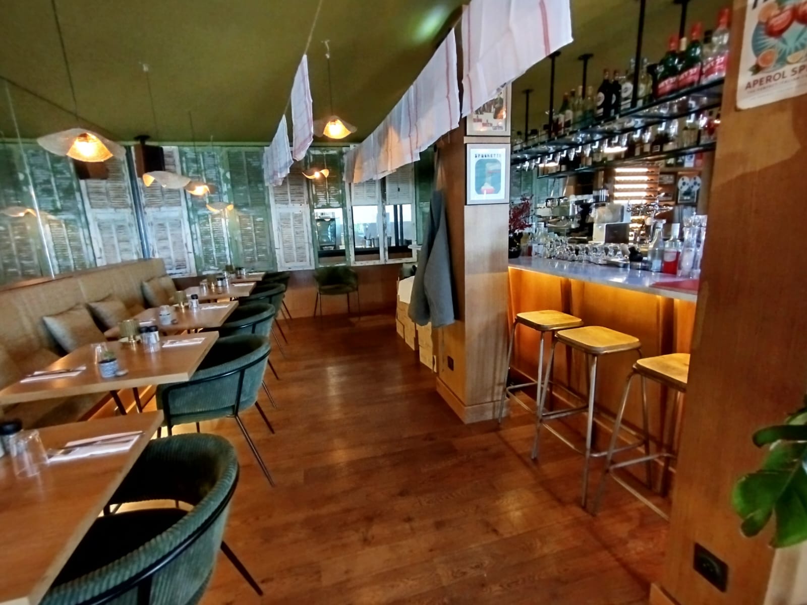 À VENDRE 580 000 EUROS UN RESTAURANT « TRATTORIA »
Situé en emplacement premium sur le port de Saint-Laurent-du-Var, ce restaurant de 160 m² avec terrasse de 40 m² bénéficie d’une visibilité exceptionnelle et d’un fort passage, au coeur d'un quartier en plein essor, dynamisé par l’ouverture de nouveaux établissements.
60 couverts en salle, 80 couverts en terrasse
Décoration soignée et contemporaine
Cuisine professionnelle entièrement équipée, mobilier en excellent état
Four à pizza
Loyer mensuel : 6 000 euros charges comprises.
Une affaire clé en main, idéale pour professionnel souhaitant s’installer immédiatement dans un cadre de travail de qualité, sans travaux à prévoir.