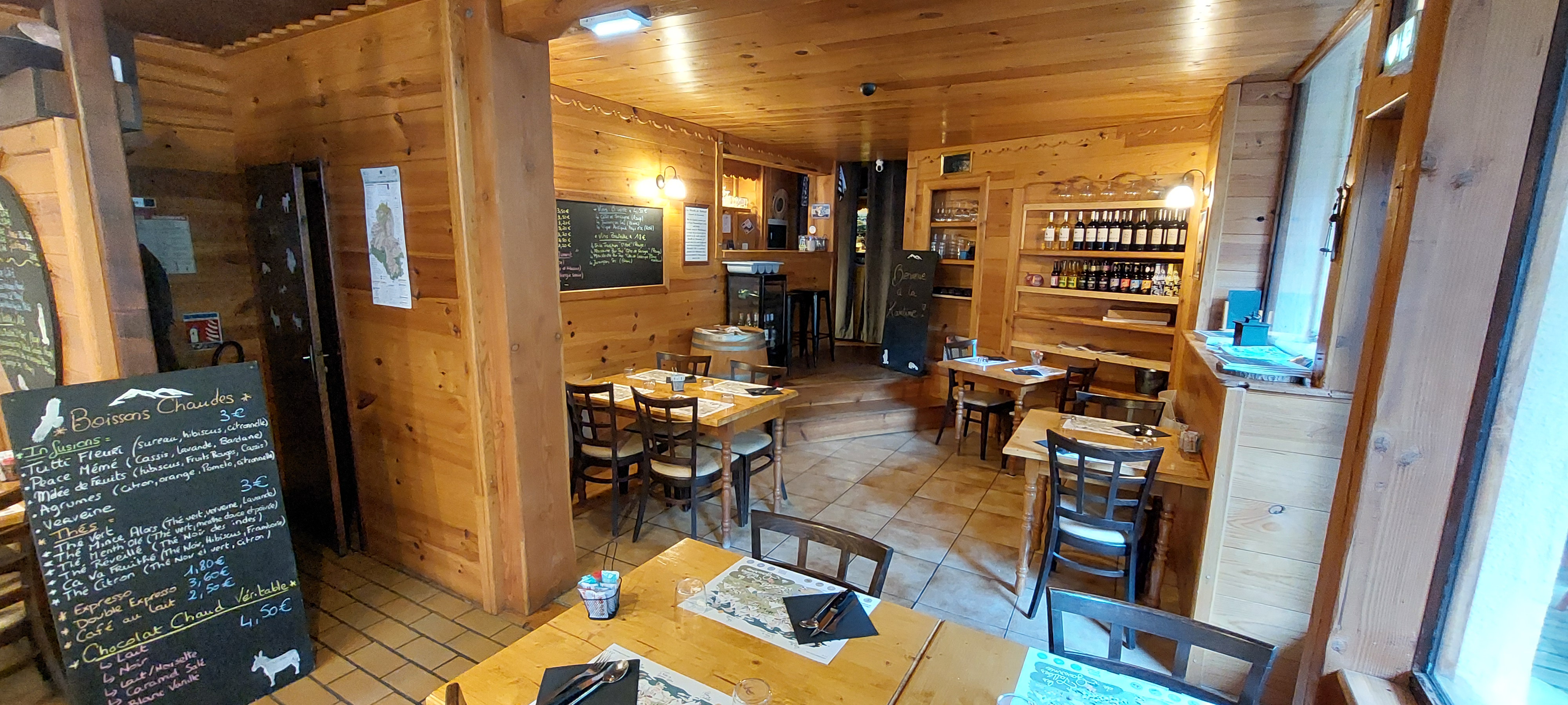 pour raisons familiales, nous sommes obligés de vendre notre fonds de commerce d'un restaurant atypique avec licence débits de boissons type 3.
Dans le village renommé et très touristique de Gavarnie, cet établissement atypique est niché en contrebas de la route et bénéficie d'une vue imprenable sur le cirque et d'un balcon sur le gave. en 2026 le village sera en plus le théâtre d'une arrivée du tour de France.
une salle chaleureuse de 28 places avec son rocher véritable. Un petit coin bar, une plonge et cuisine équipée sur environ 80m2. Possibilité d'hébergement accessible par "échelle de meunier" avec coin chambre + petite salle de bains avec wc sur environ 25m2
balcon/terrasse de 27m2 environ
cave de stockage.
endroit atypique, idéal pour un couple. à voir absolument.
me contacter pour infos supplémentaires.