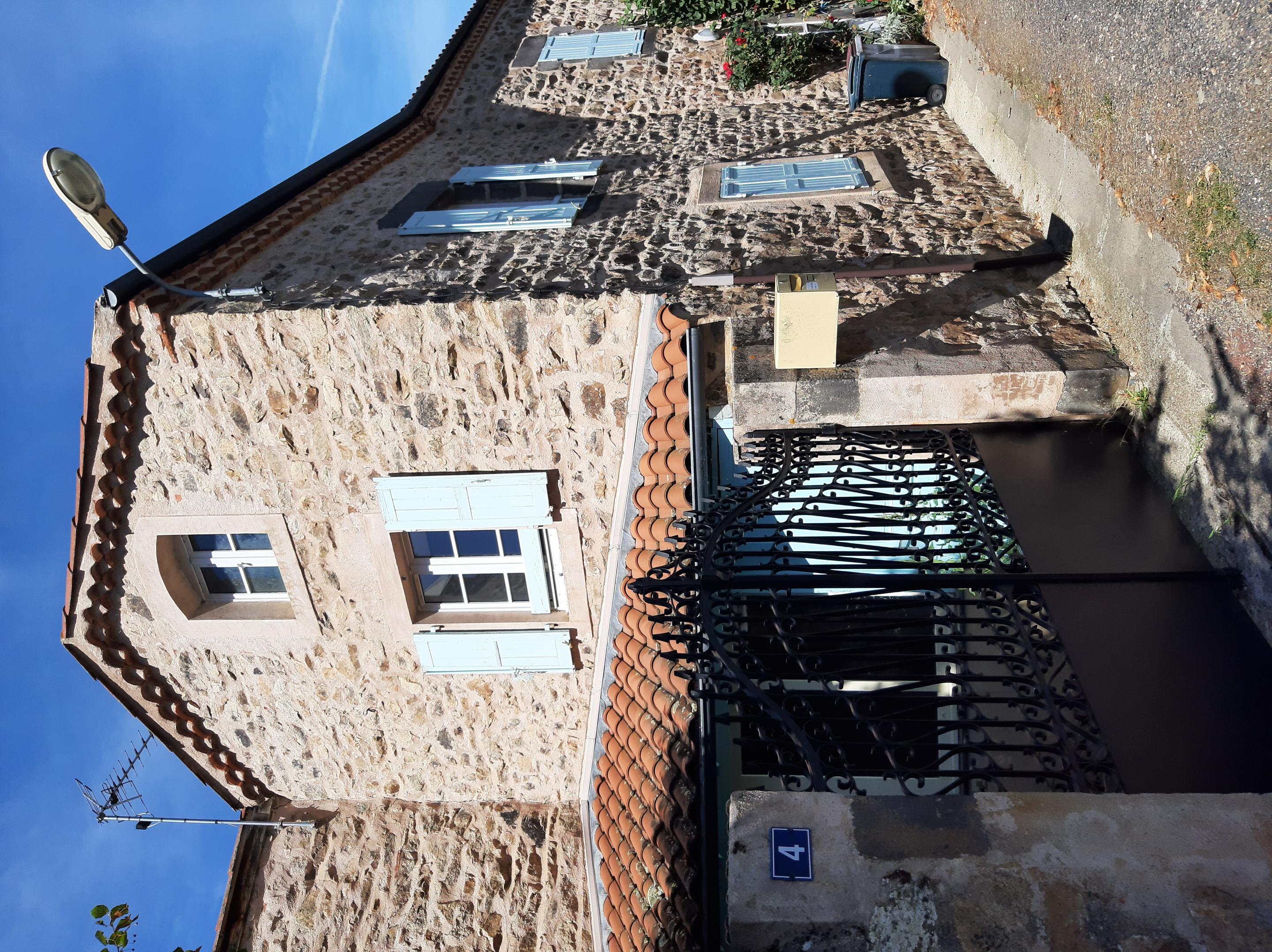 Dans le cadre de la dynamisation de son centre-bourg, la municipalité de Saint-Beauzire recherche un porteur de projet ou un couple d'exploitants pour l'ouverture d'un commerce multiservice de proximité. Professionnel de la restauration ou de la gestion de commerce de proximité, vous avez le sens de l'accueil et de l'animation locale. Rigoureux sur l'hygiène (formation HACCP), vous possédez un apport personnel minimum pour l'agencement, l'acquisition du matériel d'exploitation et la constitution de votre stock de démarrage.
L'activité cible devra articuler trois fonctions : Bar (Lieu de convivialité pour les habitants), Restauration rapide  (Valorisation des circuits courts, petite restauration de midi, emporté), Desserte alimentaire de base (Point épicerie, dépôt de pain, produits de première nécessité).
Vous exercerez au sein d'un bâtiment de caractère (ancien bureau de poste), avec jardin,  authentique, dans un cadre de vie rural dynamique, à 11 km de Brioude, avec une école primaire de 40 élèves. Le bien comprend deux espaces  : Rez-de-chaussée commercial : Espace d'accueil/salle, zone cuisine/laboratoire à aménager, sanitaires. Logement de fonction à l'étage : type T3 inclus dans le bail, le tout situé près de la mairie, de la poste, de l'église et du terrain de jeux.
Le local est proposé dans une configuration qui laisse une grande liberté au futur exploitant tant pour la mise aux normes que pour l'agencement.
Le loyer des murs sera à définir avec l'exploitant.
Vous souhaitez candidater ?
Contact : Mairie de Saint-Beauzire - tél : 04 71 76 80 42 - mail : mairiestbeauzire@orange.fr