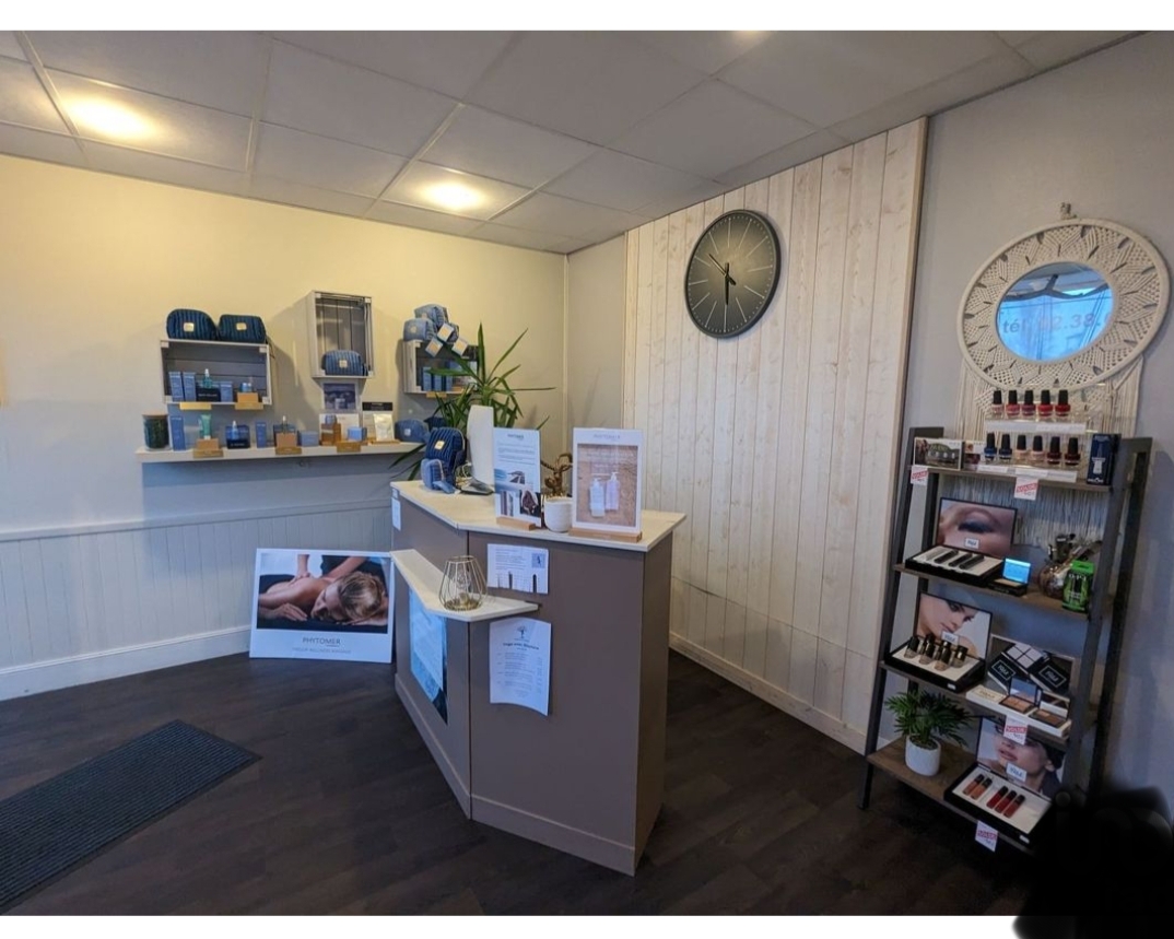 A vendre fonds de commerce salon d’esthétique – GIEN (45) – cause changement d’activité.

A moins de 2 heures de Paris, ce salon installé depuis 2017, bénéficie d’un emplacement idéal en cœur de ville de Gien (15 000 habitants). Il a su fidéliser une clientèle féminine et masculine (fichier = 1200).

Le local dispose d’une surface totale de 80 m2, distribuée comme suit : 

-         Un accueil et espace de vente de 16m²,

-         une cabine de soin corps avec douche de 14,5m²,

-         une cabine de soin de 8,5m² ,

-         une cabine d'épilation de 9m² ,

-         une cabine avec Appareil de bronzage UV de 8.7m²,

-         un espace onglerie de 9m²,

-         une réserve de 10,50m²,

-         Vitrine exploitable de 8ml,

-         + un parking privatif réservé à la clientèle.

Exploité seul pas de personnel à reprendre.

Bail commercial 3-6-9 : fin 2029.

Loyer annuel 8000 €

Idéal 1ère installation, possibilité de développement en élargissant les horaires et jours d’ouverture.

PRIX du fonds de commerce 37 000 €