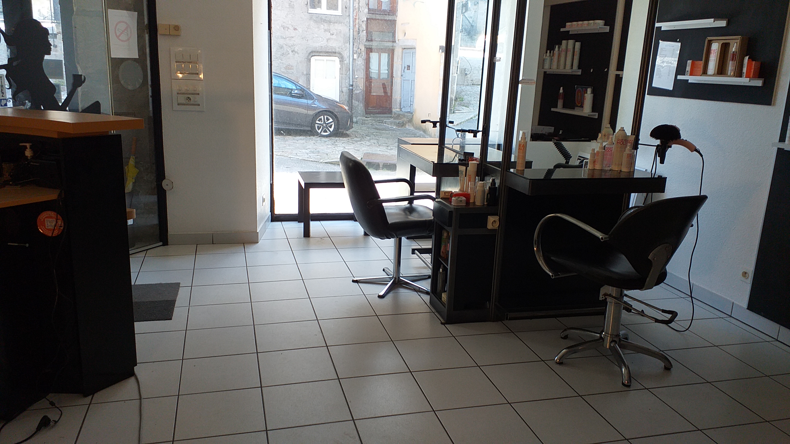 Salon de coiffure en location avec pas de porte