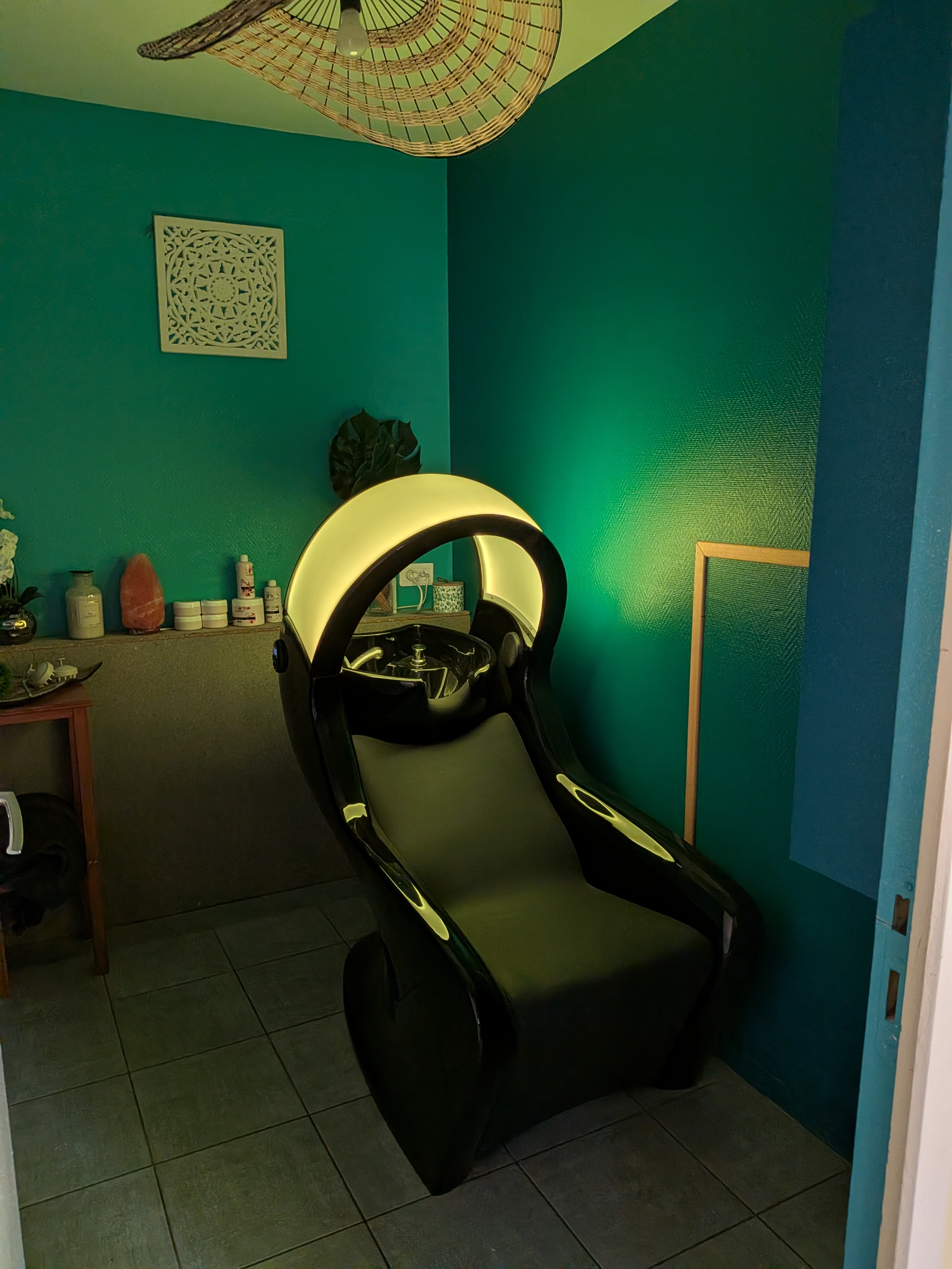 Vent fond de salon de coiffure de 90 m². Bon chiffre d'affaire avec équipe en place, une manager, une employée, une apprentie clientèle fidèle. Bon emplacement Possibilité d'achat des murs avec appartement de 90 m² à l'étage. Avec bonne rentabilité sur l'ensemble
