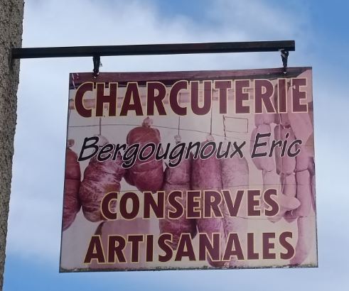 Nichée dans le charmant village de Lavergne (46), sur l'axe passant entre Gramat et Saint-Cère, cette charcuterie traditionnelle jouit d'une excellente réputation depuis sa création en 1947. l’actuel propriétaire et artisan passionné, a repris le flambeau en 2012 après avoir été salarié de la boutique depuis 1982. Il souhaite aujourd'hui transmettre son savoir-faire et son entreprise à un repreneur motivé, prêt à perpétuer la tradition.

L'activité :

Fabrication artisanale de charcuterie traditionnelle, sans colorant ni conservateur
Vente de spécialités de pays, sélectionnées avec soin
Fabrication , commercialisation et expédition  de conserves artisanales
La charcuterie bénéficie d'une clientèle fidèle, séduite par la qualité des produits et l'accueil chaleureux. Le chiffre d'affaires de référence de 123 000 € (en progression) témoigne de la stabilité de l'activité.

Le local :

Boutique accueillante et conviviale
Atelier de fabrication spacieux et fonctionnel
Espace de stockage confortable pour les conserves
2 chambres froides, séchoir, machine à jambon...
Loyer mensuel attractif : 580 € TTC (bail commercial)

L'opportunité :

Reprise d'une affaire prospère et pérenne
Bénéficier d'un savoir-faire reconnu et d'une clientèle attachée
Accompagnement du repreneur assuré par M. Bergougnoux pour une transition en douceur
Idéal pour un couple ou une personne seule souhaitant vivre et travailler dans un cadre de vie agréable

Prix de cession estimé : 50 000 € (fond de commerce)