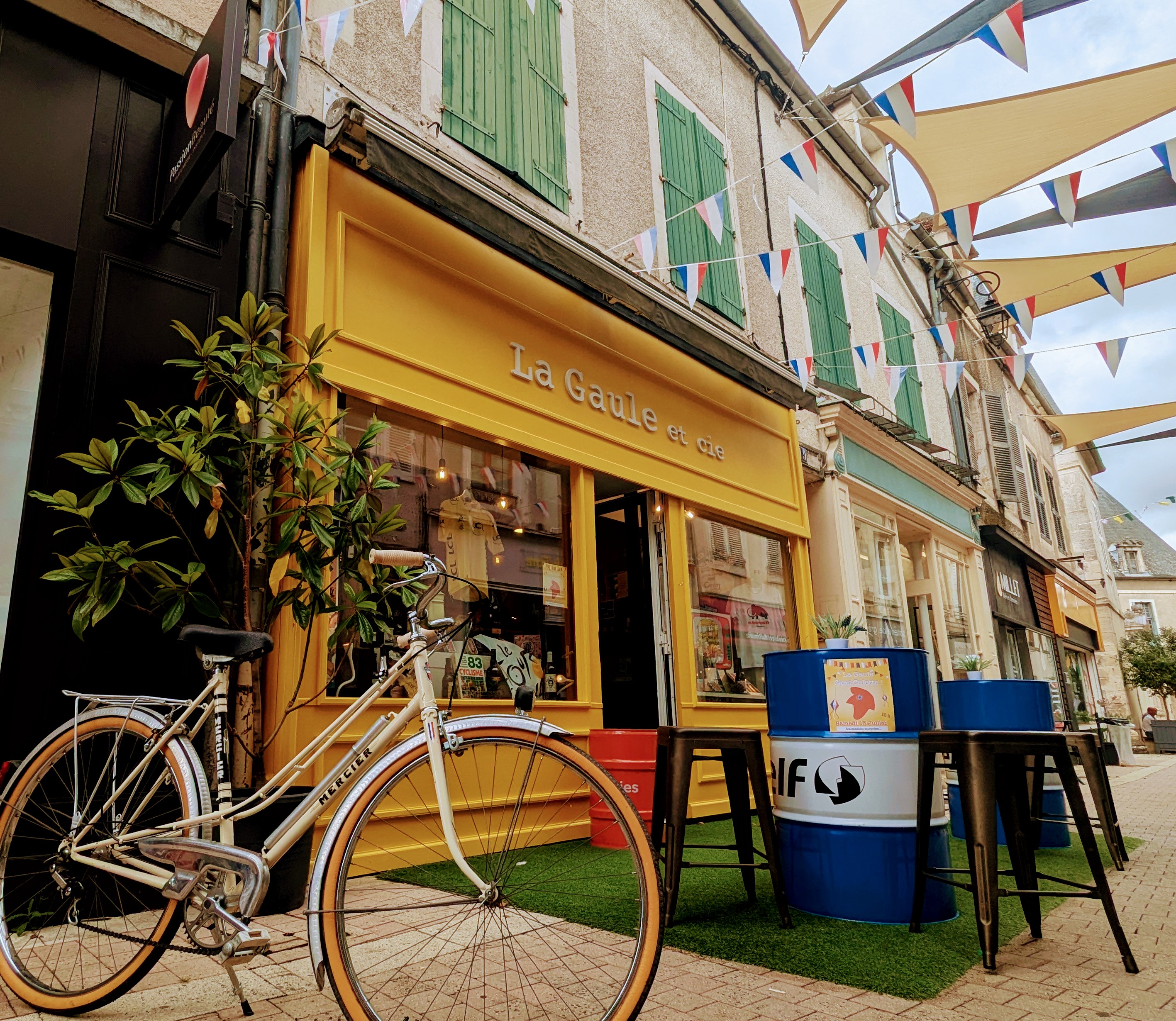 Situé en plein cœur de Saint-Amand-Montrond, dans une rue piétonne, le magasin La Gaule et Cie est une adresse connue et appréciée des habitants où l’on trouve des produits made in France. Pourquoi aller chercher ailleurs ce qui ce trouve juste à nos côtés, dans nos régions ? Véritable lieu de rencontre, il allie à la fois cave à vins, à bières artisanales et spiritueux d’une part  et un bar convivial où l’on peut y déguster ces produits. Les clients et amis aiment se retrouver pour partager un moment chaleureux. 
L’établissement bénéficie d’une belle réputation grâce à son ambiance accueillante, sa sélection de produits de qualité et sa capacité à créer du lien. Ce lieu unique marie le plaisir de la découverte des saveurs avec celui de la convivialité et le tout dans un esprit rétro.
Cette activité est facilement développable, elle est ouverte « seulement » les mercredis après-midi, vendredis et samedi matin jusqu’à 14 h. 
Atouts :
Emplacement idéal au cœur de la ville.
Clientèle fidèle et régulière.
Concept alliant commerce et lieu de vie.
Potentiel de développement (restauration, animations, soirées dégustation, élargissement de la gamme).
Une belle opportunité pour qui souhaite reprendre une affaire clé en main et poursuivre l’histoire de ce lieu emblématique de Saint-Amand.
Et si l’on parlait chiffres ? Le chiffre d’affaire est de 86500 € en 2024. Sera intégré lors de la cession : 
Le stock de Marchandises (vin, bières…) 11000 €, Matériel (frigos, vitrine, Lave verres, machine à pression, four / induction, marmite vin chaud, stérilisateur, verres…) 4000 €, Mobilier (tables et chaises en Formica, caisses à pommes, rayonnage, meubles, cheminée électrique, équipement musique Bose et Samsung, kits déco…) 4000 €, Licences 4 pour 16000 €.
Du côté des charges, le loyer avec la consommation d'eau est à 450 €.
Sur les photos vous pourrez apprécier la vie de la boutique en terrasse, la cuisine, sur la fiche google  La Gaule une visite virtuelle lors de l’exposition du Tour de France, sur la page Facebook, la vie du lieu. Bonne visite à vous et à bientôt. Sylvain Lesage
