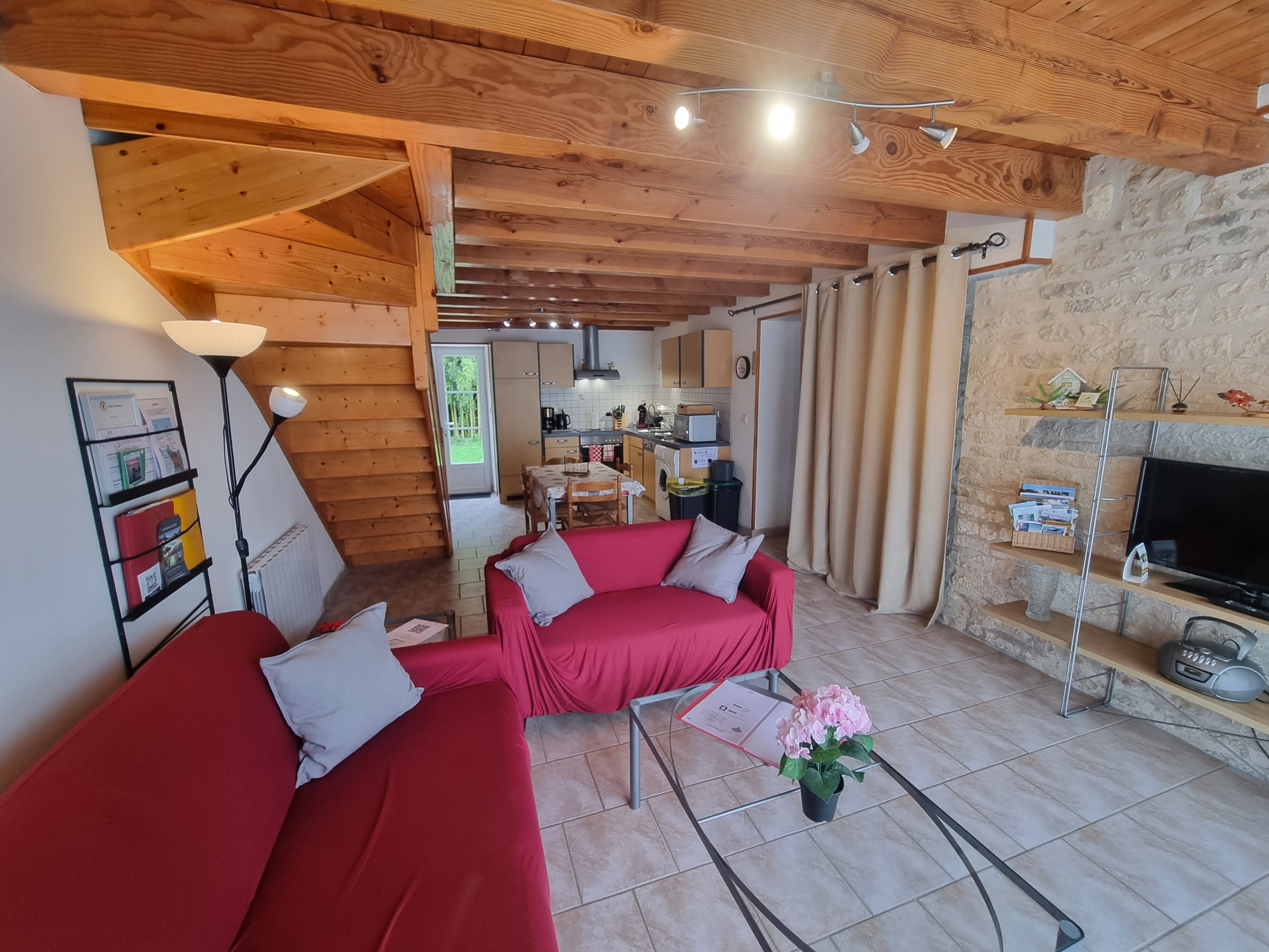 Domaine de charme – Activité touristique – Charente-Maritime
Au cœur d’un village calme entouré de vignobles, découvrez ce superbe domaine de 6 100 m², idéal pour une activité de gîtes et chambres d’hôtes ou pour une grande propriété familiale.
La maison principale se compose d’un salon, d’une salle à manger et de 4 chambres, parfaitement adaptées à l’accueil en chambres d’hôtes.
Le domaine comprend également 3 gîtes classés et labellisés, chacun disposant de sa terrasse privative et de salles d’eau individuelles.
L’ensemble peut accueillir jusqu’à 16 personnes.
Deux gîtes peuvent être exploités séparément ou réunis pour former un grand gîte de 10 personnes, offrant une grande flexibilité d'exploitation
Les extérieurs offrent un cadre privilégié avec :
- Piscine chauffée et sécurisée
- Jacuzzi
- Aire de jeux (boulodrome, badminton, ping-pong)
- Magnifique jardin arboré de 3 000 m², propice à la détente et à la convivialité
Idéalement situé à proximité de Saint-Jean-d’Angély, Matha, Cognac, Angoulême et Saintes, ce domaine bénéficie d’un emplacement privilégié, au cœur d’une région réputée pour son patrimoine viticole (Cognac, Pineau des Charentes) et sa gastronomie d’exception.
À seulement une heure du littoral atlantique et de Fort Boyard, la propriété constitue une destination de choix pour une clientèle en quête de nature, authenticité et art de vivre à la française.
👉 Bien rare, offrant un fort potentiel touristique et une excellente qualité de vie.