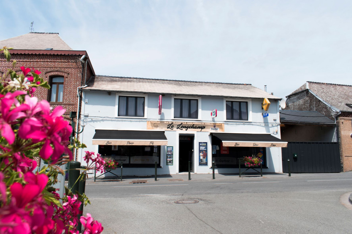 Vend, dans joli village de l'Avesnois, bar, tabac, PMU, FDJ, Presse, Point relais, Point Nickel, intérieur refait entièrement en 2019,  Grand logement, libre brasseur, gros potentiel de développement, seul dans le voisinage, très bon bilan. Pour plus d'informations me contacter.