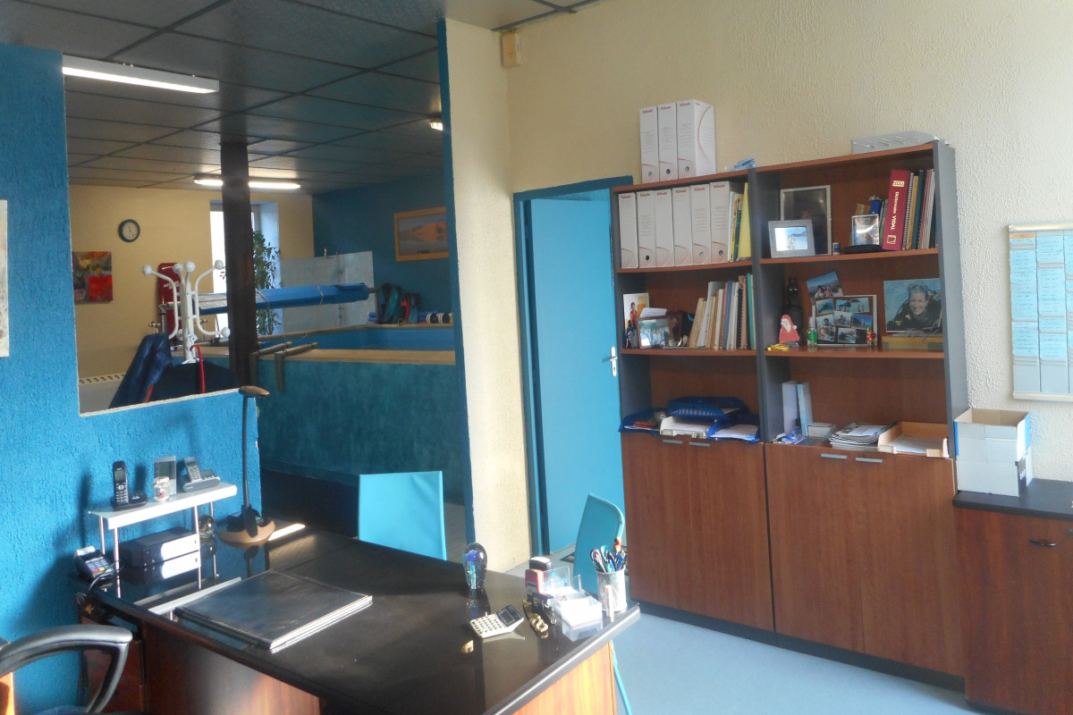 Pour un départ en retraite en fin d'année, cède patientèle et 50 % des part d'une SCM. Je partage mon cabinet avec un associé par 1/2 journées. Locaux 150 m2 dans un immeuble ancien, grand parking (30 places). Salle d'attente, grande salle de travail, piscine (5X3) avec douches, cabines de déshabillage, deux cabines individuelles (tables électriques) + US + électro, ondes de choc, power plate, ergocycle, deux cages de poulies. Loyer 750 ? pour les deux associés. Très bon carnet d'adresses prescripteur.  Pas de domicile mais forte demande. Petite ville de 30 000 habitants avec toutes les commodités  dans un département vert.
