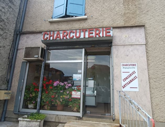 Nichée dans le charmant village de Lavergne (46), sur l'axe passant entre Gramat et Saint-Cère, cette charcuterie traditionnelle jouit d'une excellente réputation depuis sa création en 1947. l’actuel propriétaire et artisan passionné, a repris le flambeau en 2012 après avoir été salarié de la boutique depuis 1982. Il souhaite aujourd'hui transmettre son savoir-faire et son entreprise à un repreneur motivé, prêt à perpétuer la tradition.

L'activité :

Fabrication artisanale de charcuterie traditionnelle, sans colorant ni conservateur
Vente de spécialités de pays, sélectionnées avec soin
Fabrication , commercialisation et expédition  de conserves artisanales
La charcuterie bénéficie d'une clientèle fidèle, séduite par la qualité des produits et l'accueil chaleureux. Le chiffre d'affaires de référence de 123 000 € (en progression) témoigne de la stabilité de l'activité.

Le local :

Boutique accueillante et conviviale
Atelier de fabrication spacieux et fonctionnel
Espace de stockage confortable pour les conserves
2 chambres froides, séchoir, machine à jambon...
Loyer mensuel attractif : 580 € TTC (bail commercial)

L'opportunité :

Reprise d'une affaire prospère et pérenne
Bénéficier d'un savoir-faire reconnu et d'une clientèle attachée
Accompagnement du repreneur assuré par M. Bergougnoux pour une transition en douceur
Idéal pour un couple ou une personne seule souhaitant vivre et travailler dans un cadre de vie agréable

Prix de cession estimé : 50 000 € (fond de commerce)