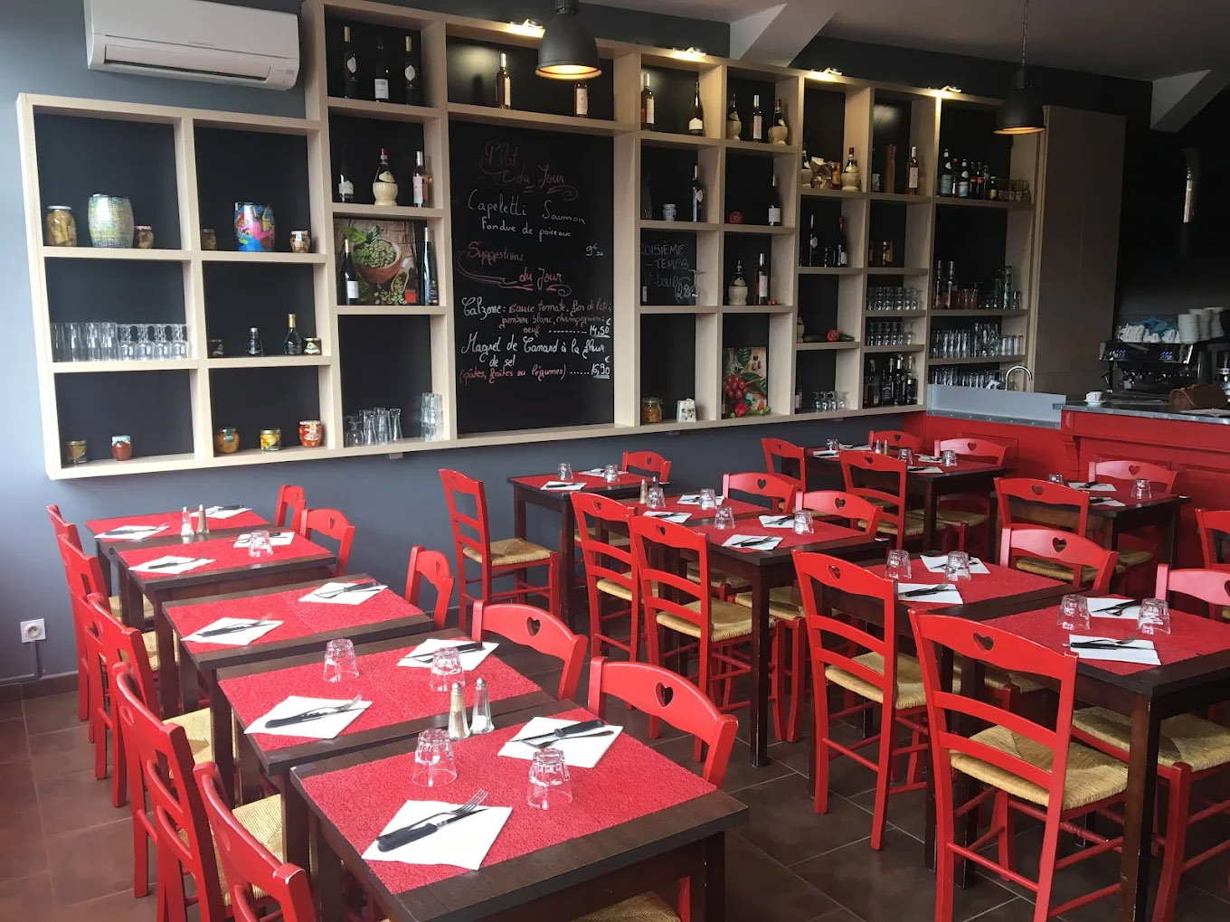 🍕 Pizzeria – Restaurant Traditionnel
Emplacement stratégique – Pérols (Occitanie)
Situé à Pérols, à seulement 5 minutes des plages et 10 km de Montpellier, cet établissement bénéficie d’un emplacement exceptionnel à fort flux toute l’année.
Implanté dans un secteur dynamique, il profite de la proximité immédiate de :
•	Parc des Expositions de Montpellier
•	Sud de France Arena
•	Ligne de tramway
•	Hôtel attenant de 80 chambres
Un environnement idéal combinant clientèle locale, touristique, professionnelle et événementielle.
________________________________________
🔹 Caractéristiques du Fonds de Commerce
•	Capacité totale : 114 places assises
o	56 places en salle (65 m²)
o	58 places en terrasse
•	Cuisine professionnelle équipée : 46 m²
•	Four à pizza professionnel
•	Licence Grand Restaurant
•	Matériel complet et opérationnel
•	Établissement clé en main
________________________________________
📈 Atouts & Potentiel
•	Emplacement stratégique rare
•	Exploitation immédiate sans travaux
•	Activité pizzeria & restauration traditionnelle
•	Fort potentiel de développement (événementiel, livraison, extension horaires, partenariats hôtel)
________________________________________
💰 Prix de cession : 360 000 €
Dossier complet disponible après premier échange.
Visites uniquement sur rendez-vous – confidentialité assurée.
________________________________________