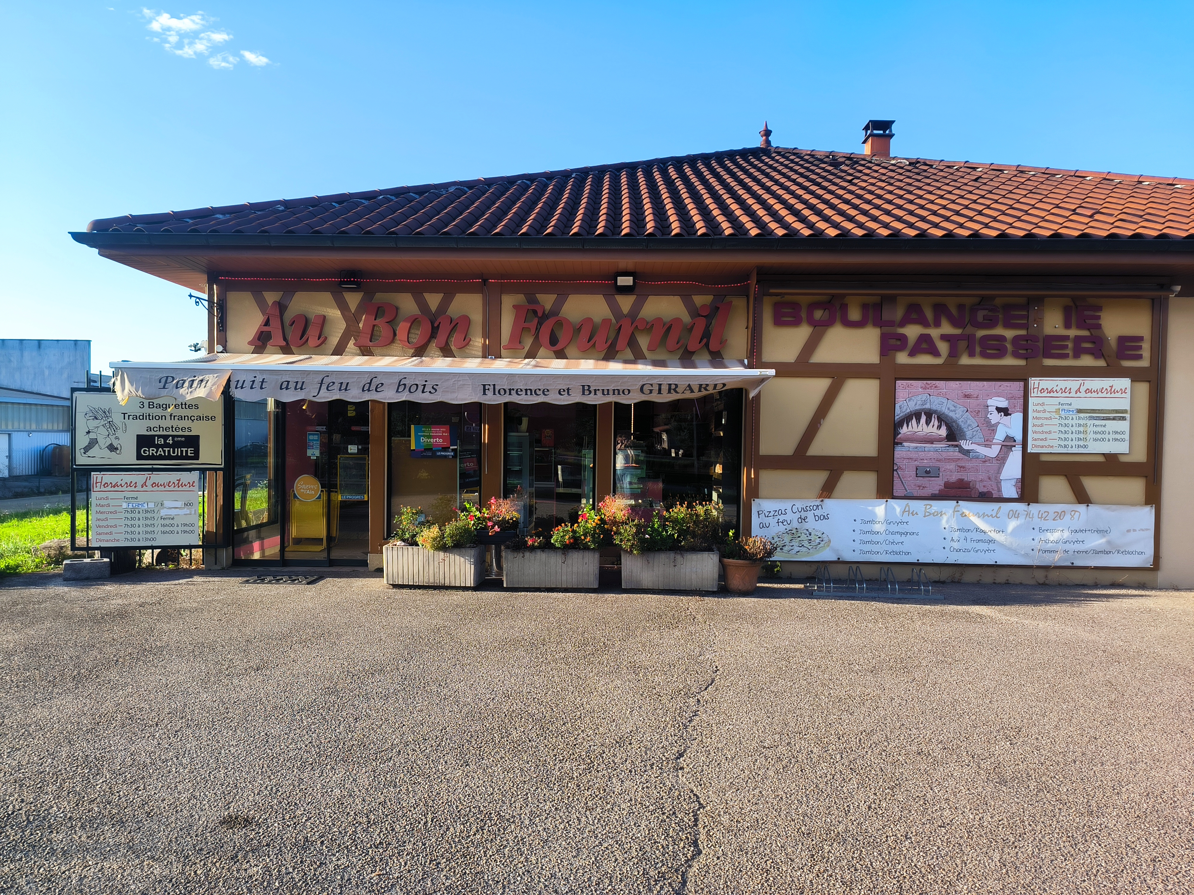 Fond de commerce d'une boulangerie familiale situé en zone artisanale sur la commune de Tossiat dans l'Ain.  construite en 2002 d'une surface de 196 m².

Fort potentiel d'extension avec un grand parking privatif sur le devant du magasin, terrain constructible sur le pourtour du bâtiment et proche de l'autoroute Sortie Bourg Sud. 
Fort d'une expérience de plus de 20 ans, ce commerce affiche un chiffre d'affaires H.T. de 186 000 €, témoignant de sa solidité et de son potentiel. 
De plus, une possibilité de vente des murs est envisageable sur demande.

Le magasin a été rénové dernièrement avec de nouvelle banque réfrigérante et tout le bâtiment est climatisé. 
L'espace à l'arrière se distingue par une partie cuisson et un espace laboratoire avec deux chambres froides.