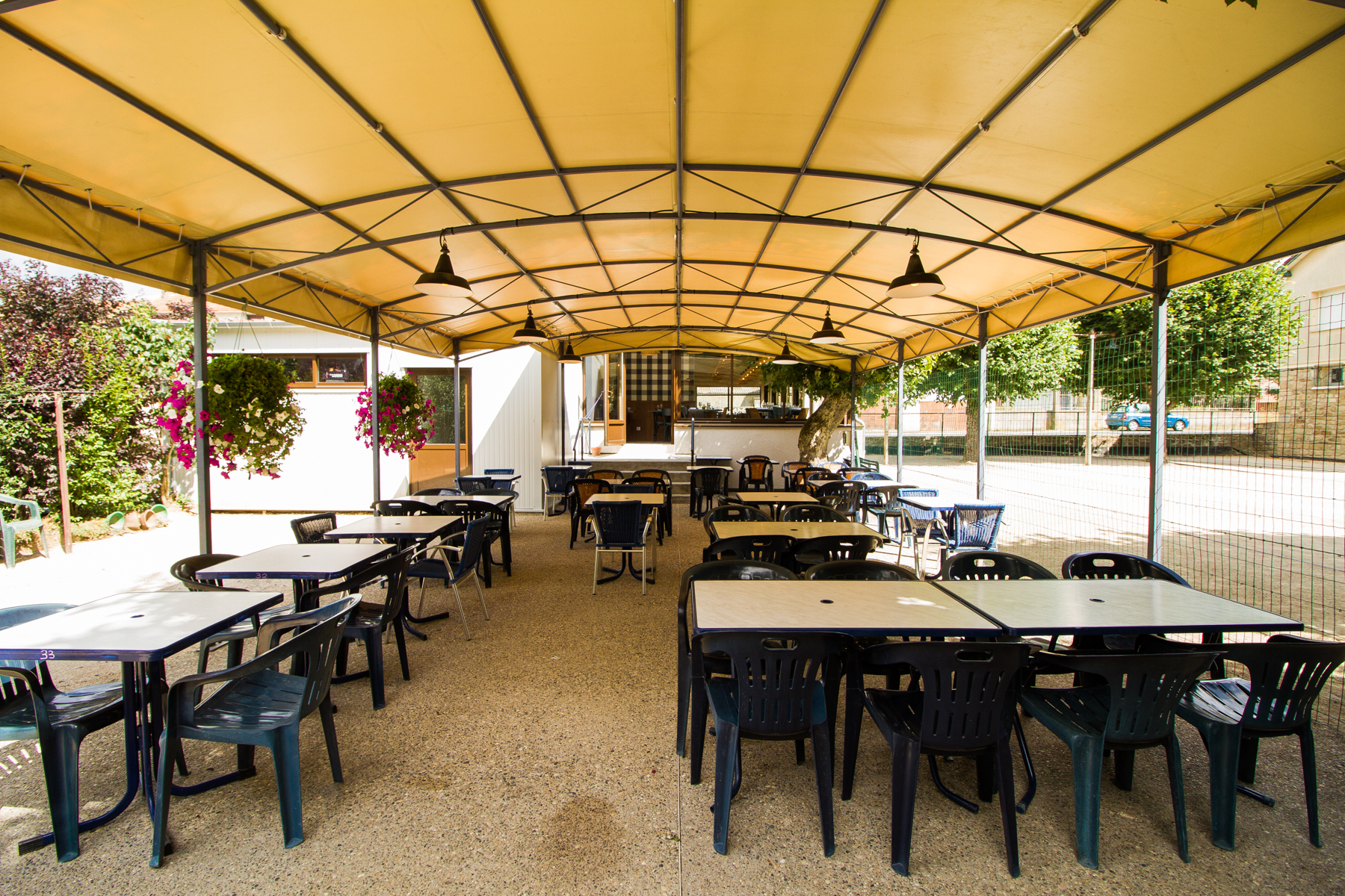 A reprendre, un restaurant-bar-traiteur à Langogne (Lozère), ville limitrophe avec l’Ardèche et la Haute Loire. Ville de 3000 habitants et bassin de vie de 10 000 personnes. L’établissement dispose de la licence IV. Salle de restaurant de 95 m2 pouvant accueillir jusqu’à 100 personnes, avec une terrasse extérieure pour une quarantaine de couverts de plus en belle saison. Les cuisines font 25 m2, et un sous-sol permet de stocker la marchandise. L’ensemble a entièrement été refait à neuf en 2017, isolation comprise. Les locaux sont en excellents états et très fonctionnels. L’établissement dispose d’un parking privé de 10 places et d’un boulodrome. Pas de CDI. Clientèle fidèle. Aucuns travaux à prévoir.  
Vente du fonds de commerce : 160 000 € - Location des murs : 1200€.