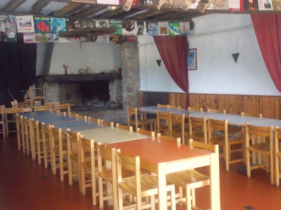 Description du bien :

Cet ensemble, toujours en activité, se compose d’une partie centre d’accueil/gîte de groupe pouvant accueillir jusqu’ à 56 personnes. Il se divise en 15 chambres allant de 2 à 6 lits.

Plusieurs espaces communs sont présents : 
- 2 salles d’activités
- un salon
- une grande terrasse
- un terrain multi-sports.

Une cuisine équipée est disponible pour pouvoir proposer une offre de restauration. Le terrain attenant fait environ 1,5 hectares. Une maison d’habitation privée sur 3 niveaux avec un bureau, un studio et 3 chambres séparées complète le bien. La superficie totale habitable est de 800m2.

Le centre de séjours possède l’agrément Jeunesse et sports et Education Nationale. Depuis 25ans, l’actuel gestionnaire a longtemps accueilli des groupes notamment : scolaires, colonies de vacances, évènements familiaux et groupes de randonneurs.

Surface du bien :

La superficie totale du gîte est de 800 m², sur un terrain de 15 000 m²

Localisation :

La situation géographique est idéale pour partir à la découverte du patrimoine historique du département avec notamment le célèbre château de Montéségur (6 kms), prochainement labélisé Grand Site de France et candidat UNESCO. 

Côté activités outdoor, la station de ski familiale des Monts d'Olmes est à 15kms : ski alpin, raquettes, luge, randonnées, VTT sont au programme.

Plusieurs sentiers de randonnées pourront être récupérés en partant du village dont le GR107. La base de loisirs de Montbel se trouve quant à elle à 25kms, idéale pour un rafraichissement en période de fortes chaleurs. Lavelanet, la ville la plus proche avec ses commerces et son offre culturelle est à 7kms. D'ici, la voie verte peut être aussi empruntée. 

Accessibilité en voiture : 

- Foix en 30 minutes 
- Carcassonne en 1H15 
- Toulouse en 1H20

Conditions d'acquisition : 

Prix de vente : 405 000 €

Caractéristiques / Atouts : 

- agrément Jeunesse et Sports et Education Nationale,
- belle capacité d'accueil,
- grand extérieur permettant de rajouter d'autres équipements sportifs ou de bien-être,
- possibilité de stationner en autocar,
- cédant disponible pour aider à la reprise,
- établissement toujours en activité,
- territoire dynamique (labélisation Grand Site de France et UNESCO à venir,
- modernisation de la station de ski des Monts d'Olmes,
- proximité de Toulouse et de Carcassonne,
- grande cuisine permettant de recréer une offre de restauration.