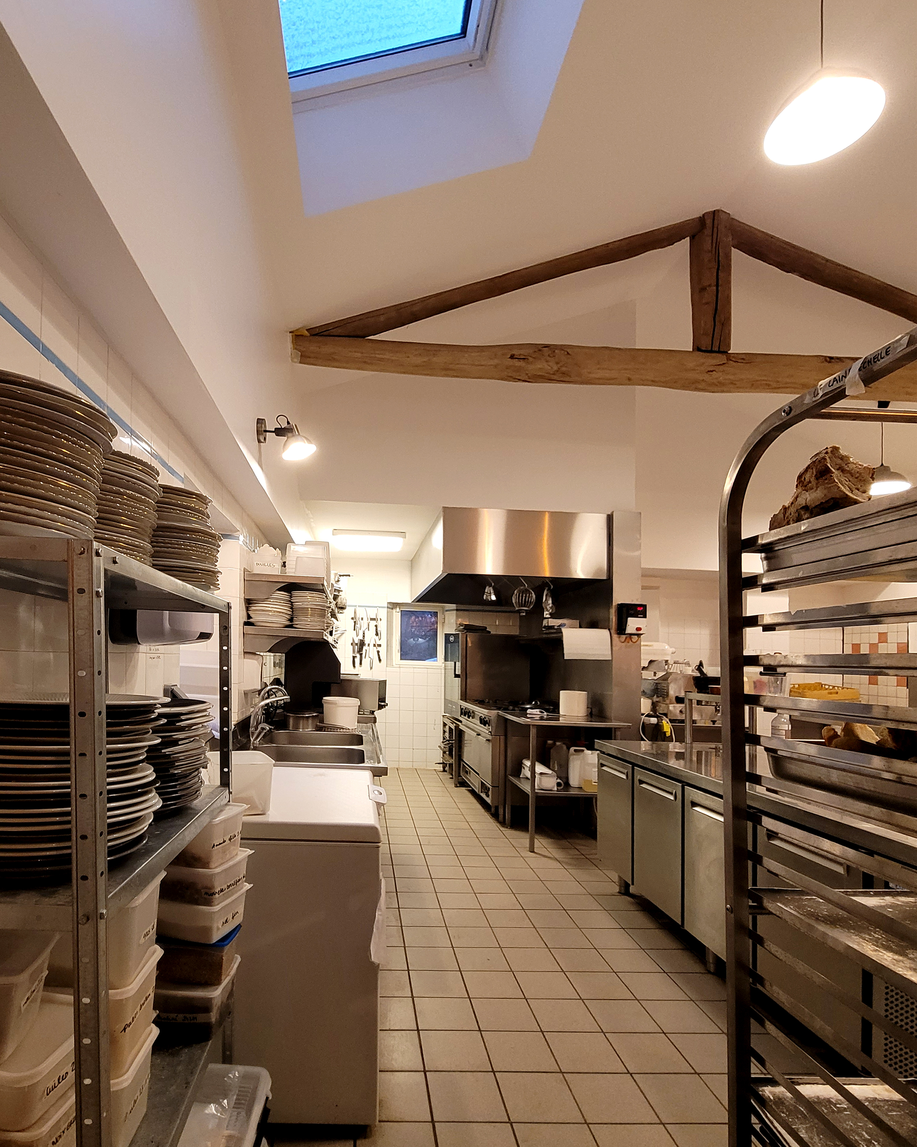 Auberge de la Valette , Salvizinet (Loire, 42) 
A louer (bail commercial) : restaurant - auberge à fort potentiel (300 m²), entièrement rénové, à proximité de Feurs - Loyer 1 750€HT (incluant licence IV)

A Salvizinet, petit village de 625 habitants, situé à 5 km (10 min) de Feurs, l’Auberge de la Valette est une véritable institution, avec ses 150 ans d’existence. Elle dispose d’une histoire ancrée sur son territoire, d’une renommée et d’une clientèle fidèle particulièrement attachée à ce lieu, aux figures locales l’ayant exploité et à son identité d’auberge. 

L’auberge est excentrée du centre-bourg mais bien indiquée, facilement accessible et à proximité immédiate de points d’intérêt : chemin de randonnée du monorail (randonnée de 25 km qui passe juste devant l’auberge), ruines de Donzy (2.3 km), chapelle romane de la Valette. 

Elle dispose d’une surface de 300m² au total avec 140 m² de restaurant (capacité de 70 à 80 couverts environ hors espaces extérieurs), un étage d’environ 50 m² (qui servait de bureaux / vestiaires), un sous-sol de 110m² et 3 000 m² de terrain (terrasse semi-couverte et jardins en bord de rivière et autres parcelles) offrant du potentiel.

Le bâtiment se compose de la manière suivante :
    • 3 salles de restauration, dont deux grandes salles permettant aux grands groupes de bénéficier d'intimité dans le restaurant.
    • Une grande cuisine (32 m²) ouverte sur le bar et sur l’une des salles de restauration
    • Une réserve 
    • A l’étage, un dégagement desservant deux pièces ainsi qu’un WC et une salle de douche. 
    • Deux greniers, deux garages et deux caves. 

La coopérative Villages Vivants - propriétaire des murs - a acquis le bâtiment en novembre 2022 et l’auberge a été rénovée et mise aux normes en 2023 ; ​les travaux ont permis de retrouver l'essence de ce bâtiment en pisé et pierres en lui apportant une touche de modernité et de confort.
 
Villages Vivants est une coopérative immobilière rurale et solidaire qui  rassemble des citoyens, entreprises et collectivités qui s'engagent avec leur épargne pour acheter, rénover et louer des locaux, de préférence à des entreprises de l'économie sociale et solidaire dans les territoires ruraux. En tant que propriétaire, Villages Vivants entend bâtir une relation de coopération solide et durable avec ses locataires pour créer des biens communs au service de la dynamisation des territoires ruraux. 

Les facteurs clés du projet :
Une cuisine et une offre adaptées aux attentes d’une clientèle exigeante et fidèle ayant eu l’habitude de fréquenter l’auberge lorsqu’elle proposait une cuisine traditionnelle d’auberge, copieuse avec un bon rapport qualité prix. 

L’emplacement renforce la nécessité d’avoir une offre spécifique, attractive, qui suscite l’envie de s’y déplacer. 

Réelle opportunité de développer une offre pour les groupes avec de grandes salles et des extérieurs propices à la privatisation.

En complément de l’activité de restauration, le lieu offre un potentiel de diversification : bar (licence IV), événementiels, privatisations, etc.


Modalités de reprise 

Signature d’un bail commercial avec Villages Vivants, incluant la licence IV. 

Le/la/les futur.e.s repreneur.ses devront prévoir d’investir afin de reconstituer l’ensemble du matériel (matériel de cuisine, chambre froide, mobilier…) et le stock. 

Loyer mensuel plein (y compris location de la licence IV) estimé à environ 1 750 € HT, avec des conditions financières favorables et adaptées à la reprise de l’activité envisageables : mise en place d’un loyer progressif (période et progressivité à définir) et d’une éventuelle saisonnalité de loyer 

A prévoir en plus, refacturation de la taxe foncière : 577 € en 2024.

Possibilité de revendre la licence IV au locataire à l’issue de la première période triennale (bail 3/6/9).

Une visite des lieux sera prévue le jeudi 15 janvier 2026. En cas d’intérêt pour la visite, merci de nous communiquer vos coordonnées pour transmission des modalités précises. Des visites complémentaires pourraient être planifiées selon les besoins avant ou après cette date.