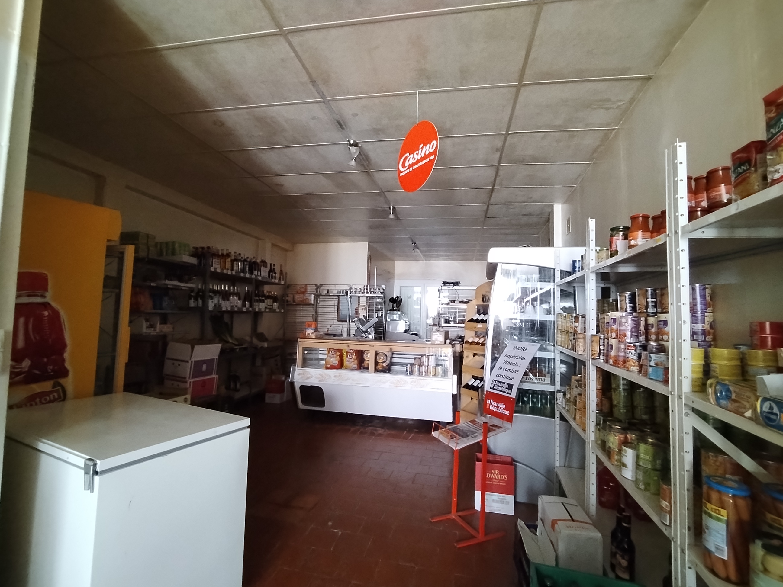A vendre fond de commerce dans un charmant petit village de l'Indre : Obterre situé dans le Parc Naturel de la Brenne

Commerce multi activités : Bar, Tabac, Epicerie, Dépôt de pain

Village Dynamique at animé grâce à une vie associative très active (club de foot, comité des fêtes, comité de jumelage, marché de Noël, festival de musique...)
 
Possibilité de logement sur place