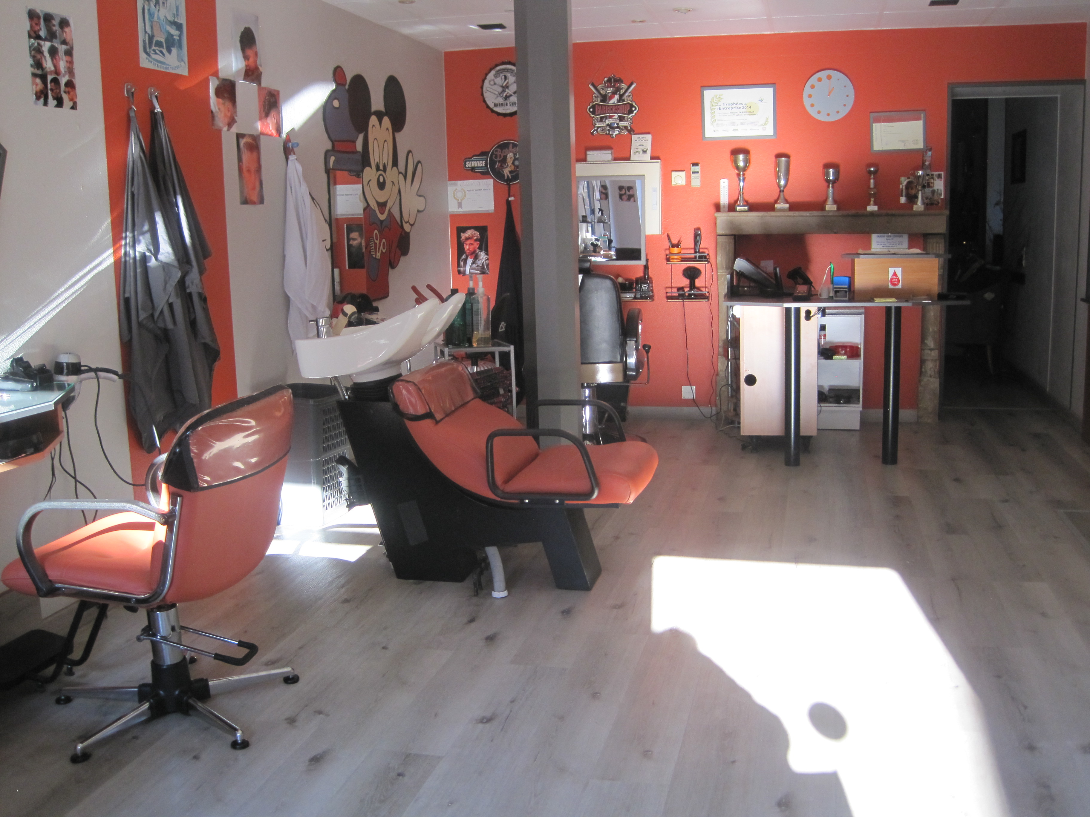 Vends , cause retraite, salon de coiffure mixte dans petite commune touristique de Haute Saône classée cité verte.
Repris en 1991, le salon bien placé dans rue commerçante ,dispose d'une clientèle fidèle .
Reparti sur 2 espaces ainsi qu'un coin enfant et barbier ,le salon dispose de 7 postes de travail et 3 bacs dont 2 massant.
Le tout sur 55m2 ainsi qu'une réserve et un bureau sur 22m2.
Le salon rénové en 2021 n'a pas de travaux à prévoir.
Pas de personnel à reprendre, parking facile.
le loyer est de 482,00 euros.
le chiffre d'affaire de 90 000 euros dégage un bénéfice très confortable.
Prix 49000 euros