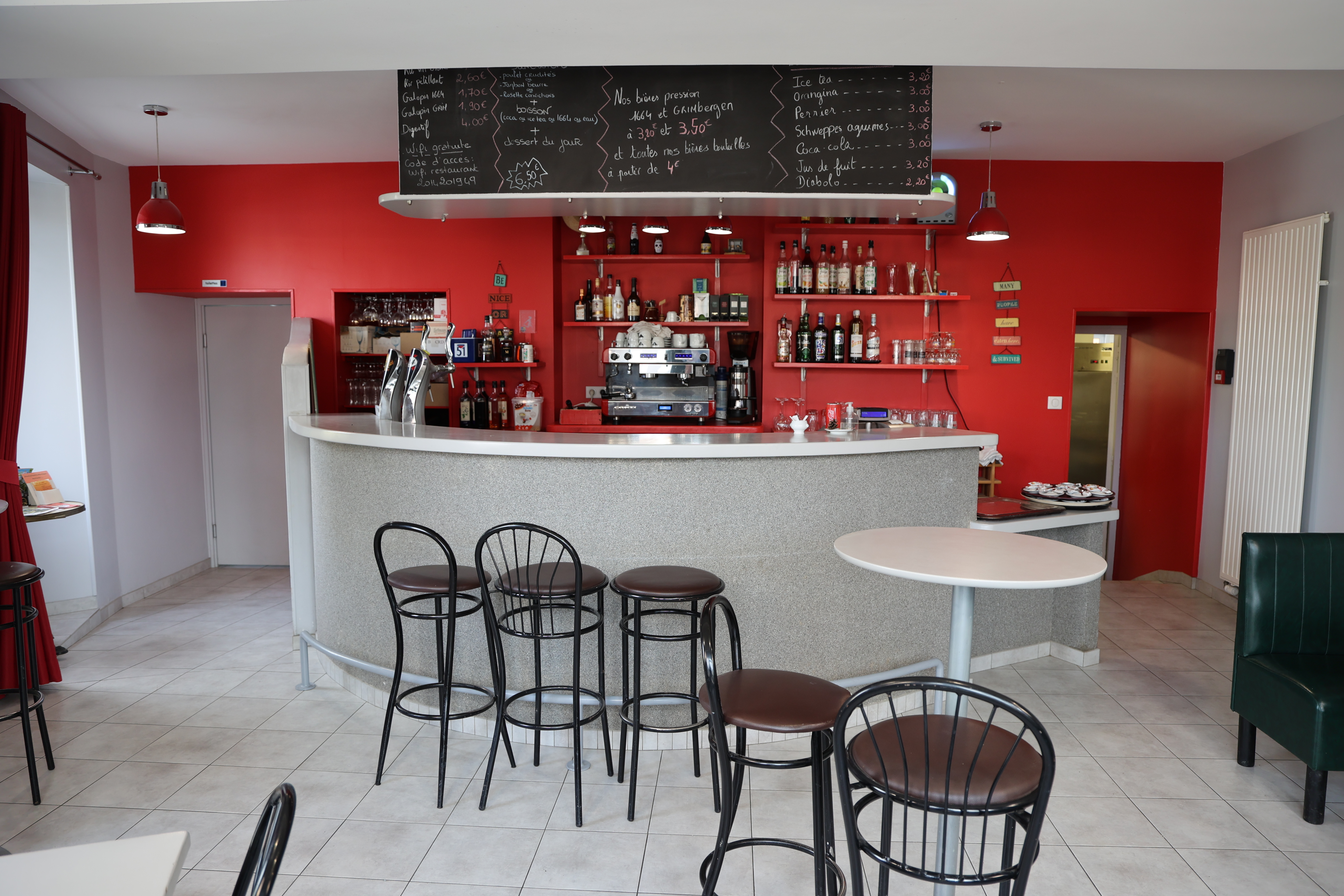 A vendre Mur et Fond de commerce
BAR- RESTAURANT-TRAITEUR
Aucune concurrence sur secteur. Bonne notoriété locale. 2 salles de restaurant 
capacitée 200 couverts , belle terrasse couverte  privée a l'arrière de 35 couverts ,  terrain clos de 1.000m2 clos. Terrasse couverte devant l'établissement. Cuisine entièrement équipée, sans frais à prévoir. 6 services /semaines, 2 serveuses  à mi-temps .
Appartement neuf de 130m2 avec toit terrasse. + de 250.000 euros d'investissements sur 12 ans. Cède cause retraite.
Possibilité autre photos sur demande.

En toute propriété