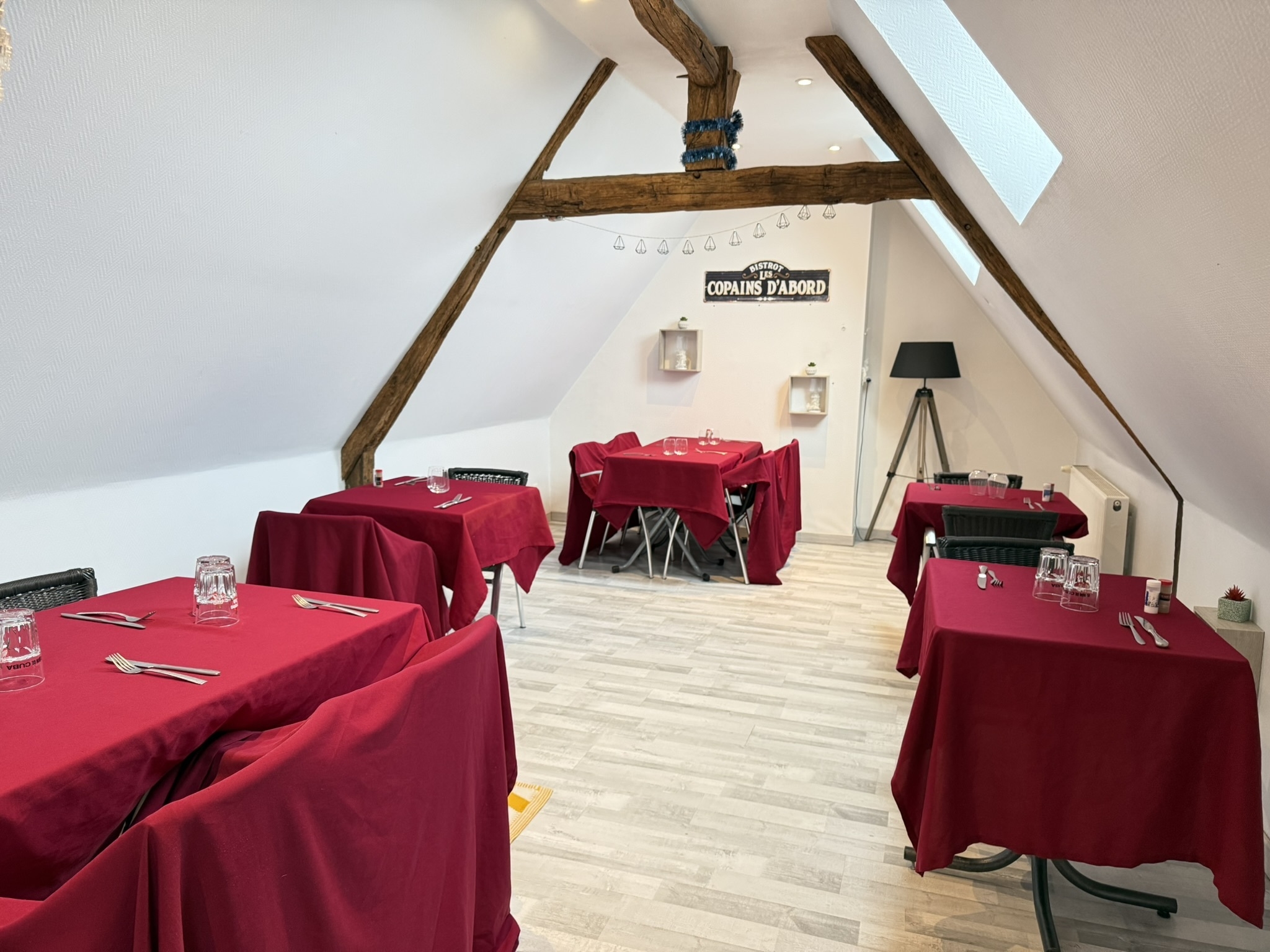 À vendre : Fonds de commerce Restaurant / Bar / Traiteur situé au cœur de Pouligny-Saint-Pierre, dans le Parc Naturel de la Brenne.
Seul commerce de bouche du village, l’établissement bénéficie d’une clientèle fidèle, d’un fort flux touristique et d’un emplacement central avec excellente visibilité.

Superficie exploitée : 203 m²

2 salles (environ 50 couverts : 30 au RDC, 20 à l'étage)

Terrasse d’environ 40 places (partie ouverte + véranda électrique)

Four à bois en excellent état

Cuisine professionnelle équipée + arrière-cuisine (chambre froide + congélateur)

Bar complet

WC PMR + accès PMR

Bureau indépendant

Grand parking + parking secondaire

Licence IV incluse dans le bail

CA annuel : environ 340 000 €

Activités possibles : restaurant, bar, traiteur, pizzas au four à bois, vente à emporter, bar-tabac (selon autorisations), etc.

Maison de fonction attenante (incluse dans le loyer) – 73 m²

2 chambres

Séjour

Cuisine

Salle de bain + WC séparé

Terrain clos ~300 m²

Loyer unique très attractif : 618 € / mois
(murs du restaurant + maison de fonction). Rare sur le marché.

Environnement :
Pouligny-Saint-Pierre est une commune vivante et touristique, célèbre pour son fromage AOP et son attractivité dans la Brenne.
La mairie soutient activement les futurs exploitants.
Plus de 30 associations dynamisent le village, apportant un flux régulier de clients.

Développement touristique en cours :
Nouveaux gîtes et hébergements à proximité immédiate, renforçant la demande pour la restauration.

Atouts du bien :

Emplacement central et stratégique

Unique commerce de bouche

Terrasse 40 places

Four à bois

Licence IV

Parking XXL

Matériel professionnel fonctionnel

Maison de fonction incluse

Potentiel important (pizzas, traiteur, bar, emporter…)

Accompagnement possible par l’exploitante actuelle

Prix : 59 800 € (fonds de commerce)
Honoraires à la charge de l’acquéreur.

Contact : Rodolphe SALLOT – DR HOUSE IMMO
Tél : 06 36 75 90 23
Mail : r.sallot@drhouse-immo.fr