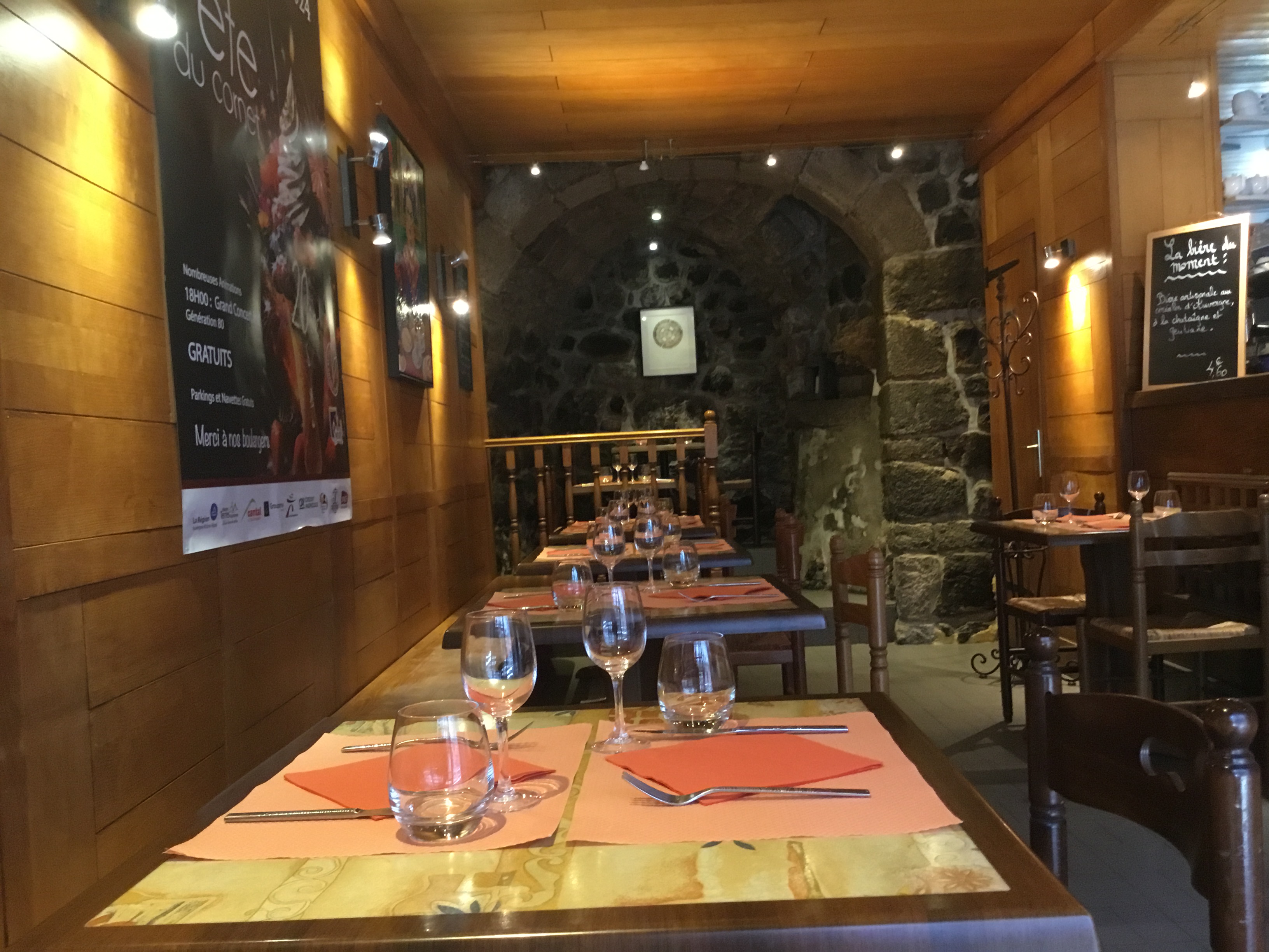 Crêperie, Restaurant ( ou nombreuses autres possibilités )

Dans un cadre chaleureux et cosy, située dans un village de caractère au cœur du Cantal, ouvert à l’année avec 6 semaines de congés annuels , fermé deux jours par semaine.
Restaurant de 26 places à l’intérieur, et de deux terrasses de 12 et 18 places. 
Licence IV.  Loyer 600€ .
Peu convenir pour une première affaire, formation aux crêpes assurée . 
Cette affaire peu être exploitée en couple ou avec salariés. Mise en vente cause santé et retraite.