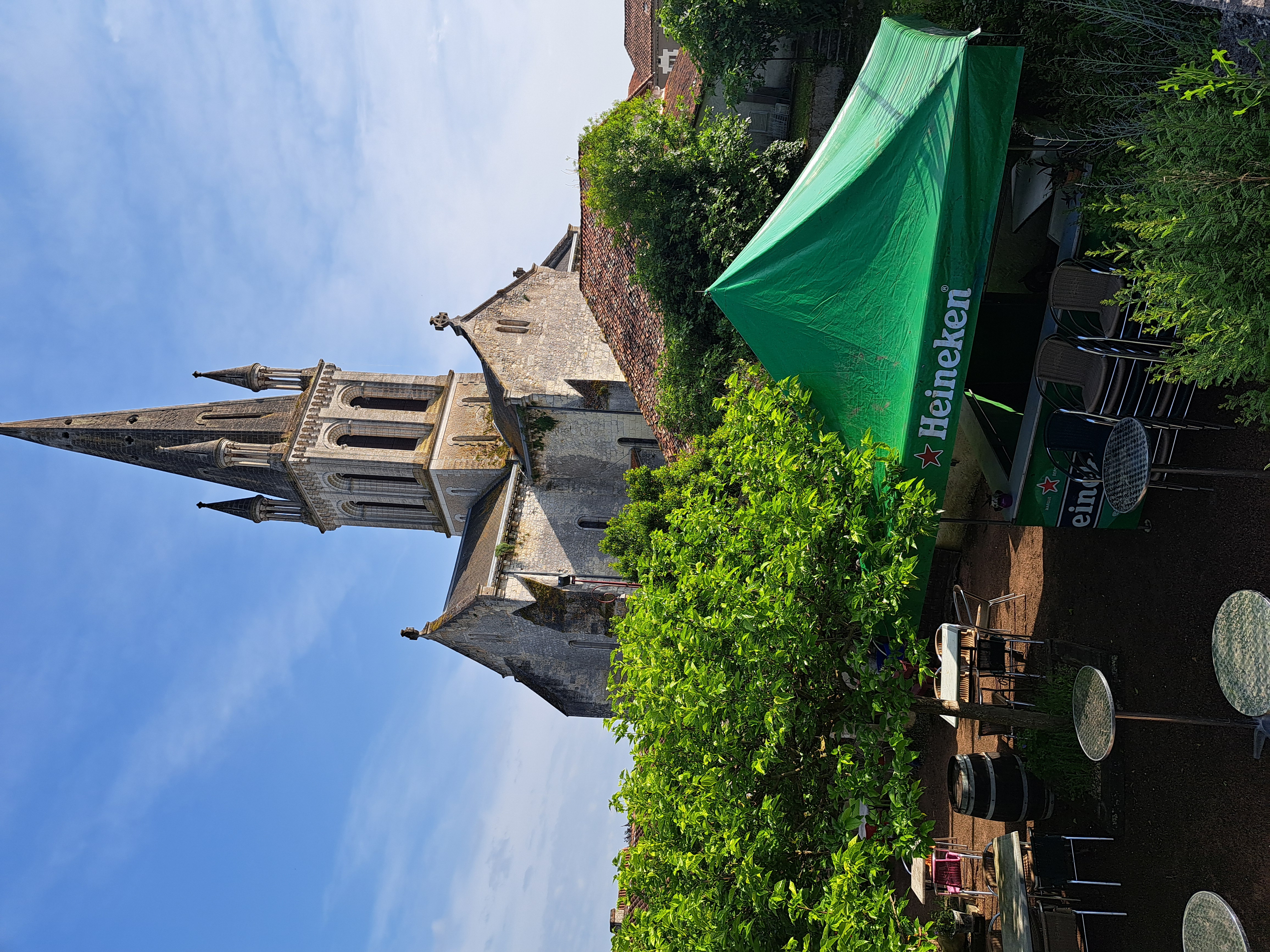 Situé dans un petit village de Dordogne. 
Très belle affaire avec un potentiel de développement