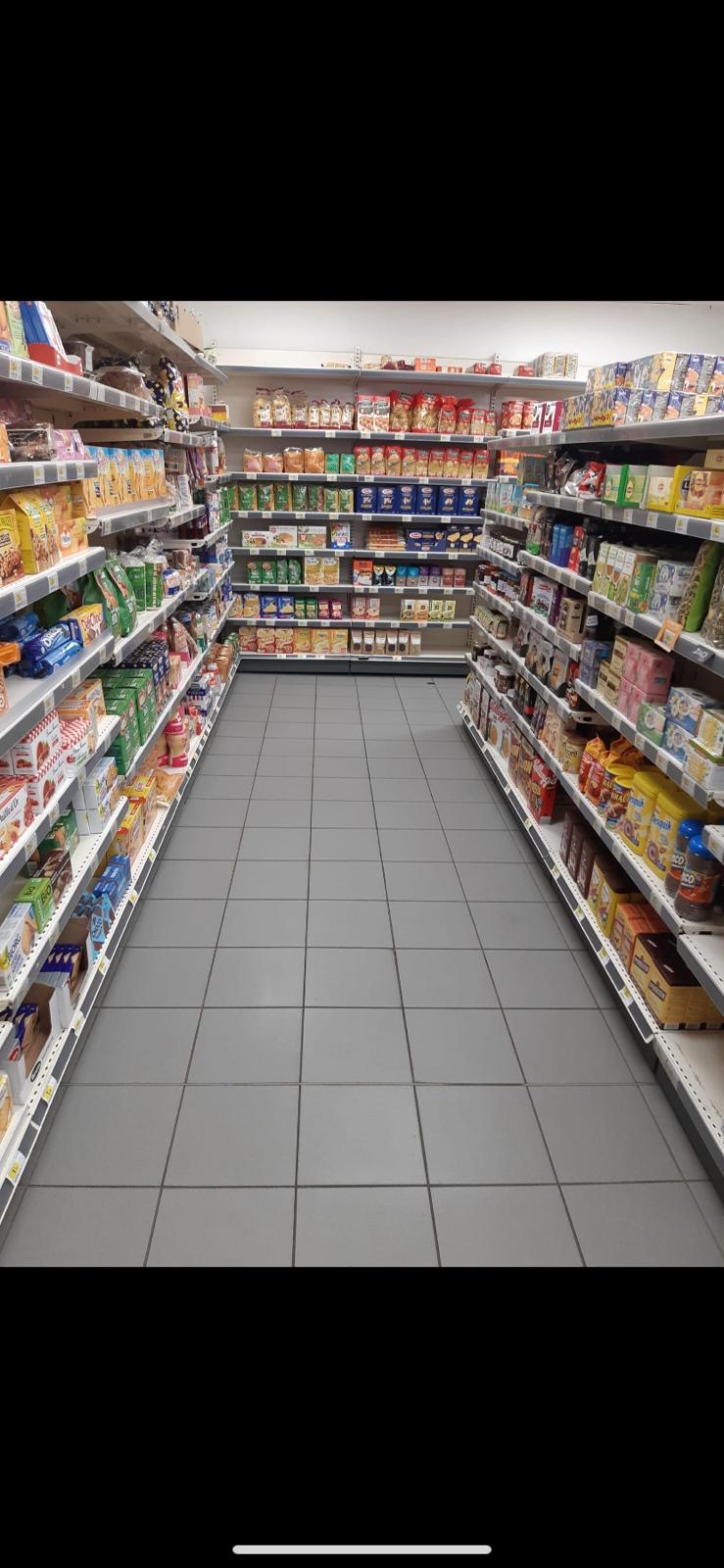 À vendre : commerce multiservices de 150 m² entièrement rénové, situé dans un village classé et étape majeure du chemin de Saint-Jacques-de-Compostelle. Le passage quotidien de nombreux pèlerins, randonneurs et touristes assure un flux constant et une activité soutenue toute l’année en plus de la clientèle locale , situé sur un axe passant avec places de parking.

🔹 Affaire extrêmement rentable : EBE très confortable situé en ZRR
🔹 Prix de vente : 230 000 € — rendement rare sur le marché

Activités : épicerie, tabac, presse, FDJ, cave à vin, point chaud/pain, boissons à emporter, snacking, souvenirs (fort potentiel pèlerins et touristes ).

Le village dispose d’un environnement commercial complet : plusieurs restaurants, un bar, une pharmacie,  etc ... , renforçant l’attractivité du secteur et la consommation locale.

 Très belle performance économique, idéale pour un couple recherchant une activité solide, stable et immédiatement rentable.

Un potentiel de croissance réel :

-Développer les produits régionaux
-Élargir l’offre souvenirs et articles pour pèlerins
-Renforcer le point chaud / traiteur
-Ajouter des services pratiques pour les randonneurs (kits, snacking énergétique, recharge mobile…)

Équipement complet et récent :2 chambres froides dont une négative, vitrines, frigos boissons, clim récente, alarme, vidéosurveillance, porte blindée.
Aucun investissement n’est nécessaire : tout le matériel est moderne, opérationnel et parfaitement entretenu.