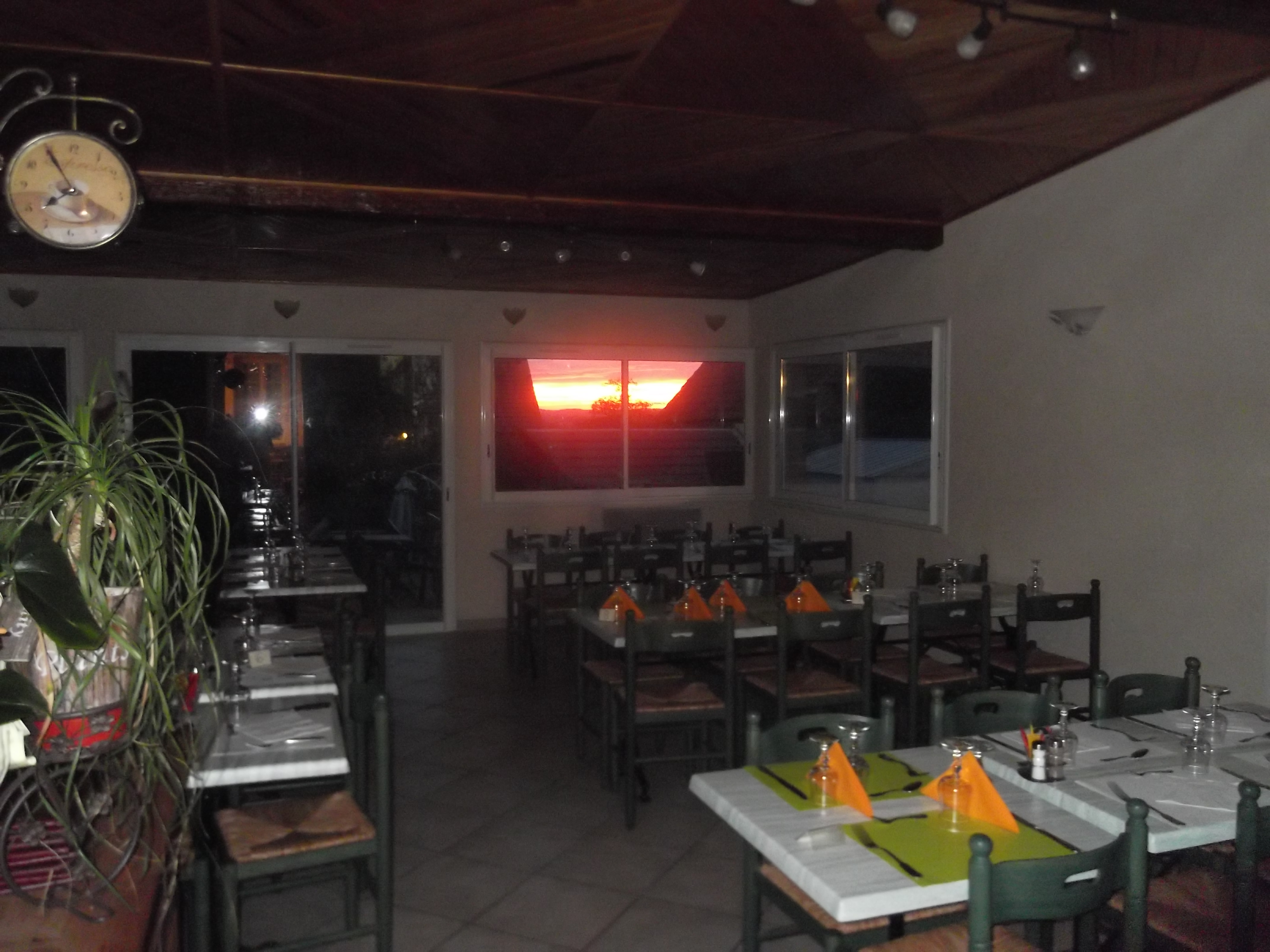 VENTE DU FONDS DE COMMERCE (loyer attractif)
Aucxuns frais à prévoir ni achat de matériel)
Surface de vente : 90 m²( 1 salle de restaurant 55M2 et 1 salle bar restaurant 35M2)
Surface des autres locaux (laboratoire, réserves, cuisine, entrepôts,…) préciser : 92 M2
Descriptif des locaux :
Surfaces approximatives de chaque pièce
Cuisine partie cuisson : 30 m2
Cuisine partie froide : 5M2
Légumerie : 3M2
Local à plonge : 6M2
Réserve cuisine : 5M2
Salle Bar et restaurant 1 : 35M2 (donnant sur terrasse en façade exposée EST abritée sous arbres) 30 couverts
Une pièce en arrière du bar avec évier inox
Salle de restaurant 2 donnant sur terrasse avec baies vitrées : 55M2 (donnant à l’arrière OUEST abritée sous arbres et parasols) possibilité 30 couverts
Réserve bar : 3M2
WC 1 bar : 4M2
Vestiaire personnel : 3M2
WC 2( handicapés) : 8M2
Cave en dessous : 10M2
Local de rangement matériel ext : 3M2
Local de rangement matériel Traiteur : 12M2
2 terrasses ( 1 côté Est, l’autre côté Ouest) 60 places
Etablissement aux normes d’accessibilités avec parking handicapé et rampe d’accé
Pas de contrats fournisseurs

CA 2024: 269000€
Loyer communal: 140€/mois soit 1680€/an
Bail  commercial jusqu'en 2033
Pas de frais à prévoir
Pas de personnel à reprendre