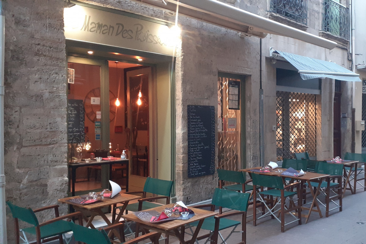 Cause santé, vend fdc restaurant à pezenas (Hérault).
Situé rue piétonne, terrasse, petit loyer, possibilité appartement après travaux.