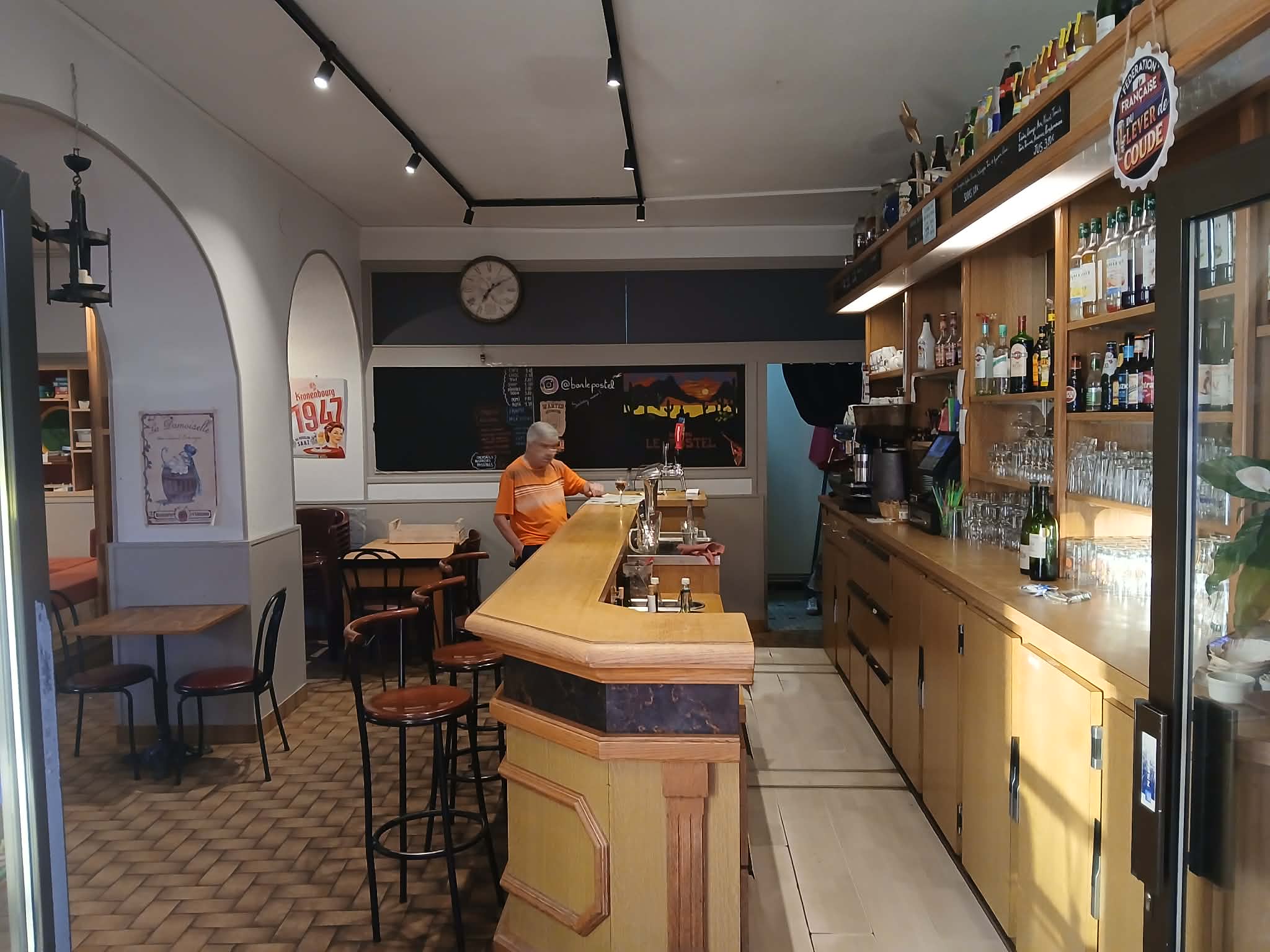 Plus qu’un bar, cet établissement s’est imposé comme l’une des institutions de la ville. Depuis plus de 100 ans, cette adresse emblématique est un véritable lieu de rencontres et de mélanger intergénérationnel, ancré dans la vie des habitants. Repris avec passion, il offre aujourd’hui une opportunité rare pour qui voudra s’investir dans une activité à taille humaine dans une ambiance chaleureuse, authentique et familiale.

Situé dans le centre historique Brivadois, ce bar bénéficie d’une clientèle éclectique attachée au lieu, composée d’habitants, de familles, d’associations et d’actifs locaux. Ici, les clients viennent autant pour boire un coup que pour retrouver une atmosphère conviviale et un accueil sincère.
Avec sa salle d’environ 35 places (+ un comptoir spacieux) et son agréable terrasse (60 places) agrandissable selon les événements proposés (150 places), le lieu se prête parfaitement à une activité dynamique tout au long de l’année.

Les points forts du lieu:

Loyer de 392e/mois. Affaire d’angle, Emplacement central, terrasse ensoleillée (orientée sud), belle visibilité et parking de 120 places. Ambiance authentique et chaleureuse. Clientèle fidèle et attachée à l’établissement. Terrasse entre 60 et 150 places. Bar entièrement équipé. Outils de travail récent et bien entretenu.
Belle terrasse permettant de profiter pleinement des beaux jours.

Situé au cœur du marché le samedi et d’autres manifestations publiques
Place neuve et dynamique : restaurants, cinéma, commerces et fêtes municipales (Fête foraine, bal des pompiers, bal des jeunes, foire agricole etc.)
Sous préfecture de 6500 habitants, Brioude est le centre d’un bassin de vie de 25000 habitants
Biennale d’aquarelle, Expositions du Doyenné etc – Ville de plus en plus touristique.
Située en Zone de Revitalisation Rurale (exonération IS).
Cave spacieuse + fournisseurs locaux qui gèrent la manutention et sont très réactifs.

Potentiel de développement : petite restauration, amplitude horaire, soirées à thèmes,
Exploitation immédiate possible

Contact: 0770787251. Merci de laisser un message vocal ou SMS.

Prix du fonds de commerce : 185000 euros.