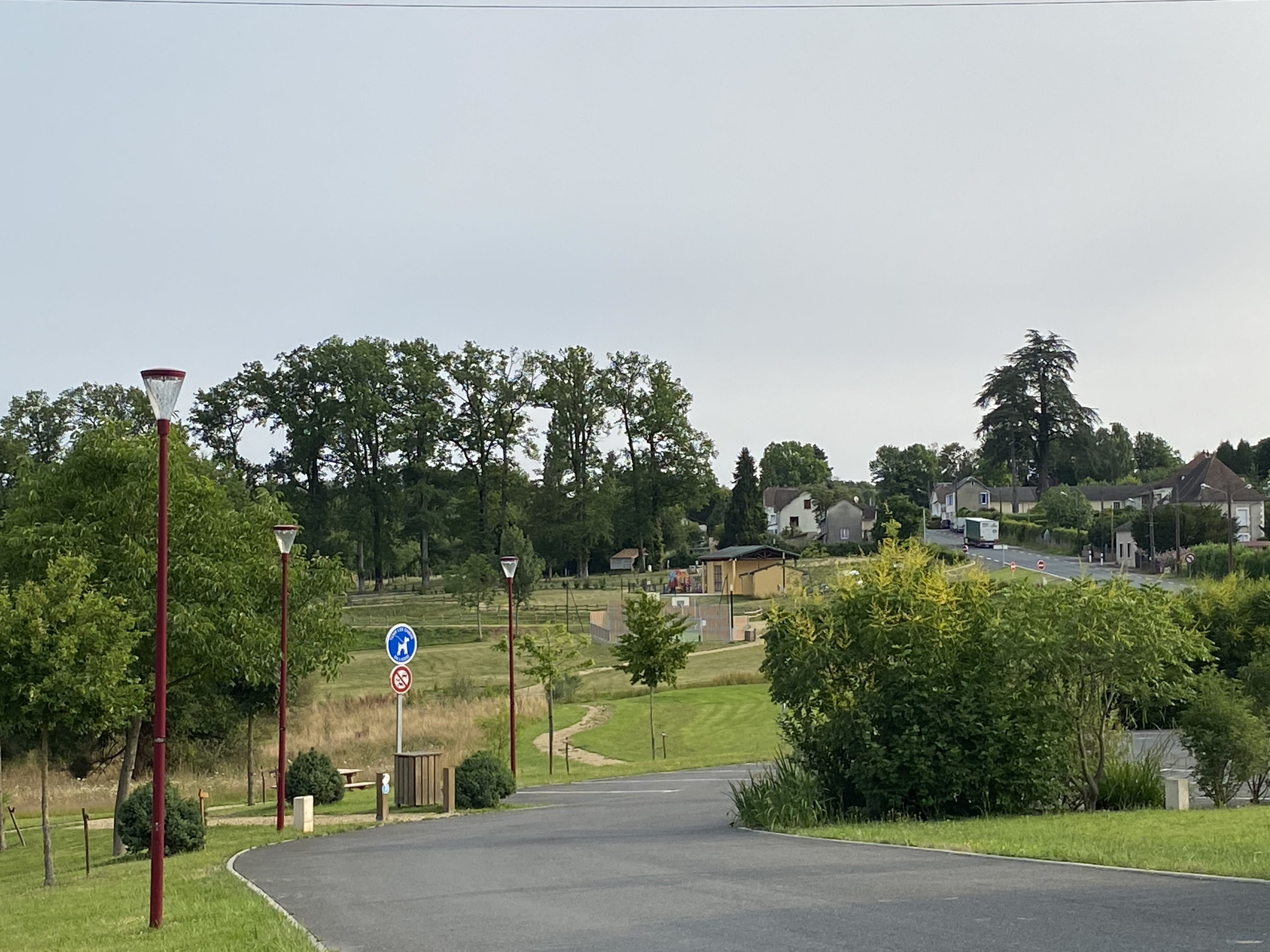 La Coquille, village de 1300 habitants du Périgord Vert, est situé dans le parc naturel régional Périgord-Limousin, à 50 km de Périgueux et de Limoges. Le bourg, traversé par la RN21,  dispose d'une gare, d'une poste, d'un collège, d'un groupe scolaire primaire, d'un centre de secours, d'un EHPAD, d'une maison médicale, d'une pharmacie, d'un cabinet vétérinaire, de nombreuses associations sportives et culturelles. En termes de commerces, on trouve à la Coquille, un supermarché, une station-service, un garage automobile, une quincaillerie, un pépiniériste/horticulteur, un bureau de tabac, une boucherie, un fleuriste, un hôtel-restaurant, une pizzéria, un bar-PMU et un snack, deux maisons funéraires, un magasin de vêtements/mercerie, un antiquaire, un brocanteur. Il ne nous manque donc qu'une boulangerie-pâtisserie, à créer.
A cette fin, nous recherchons un boulanger-pâtissier qui souhaiterait s'installer dans un environnement agréable, en bénéficiant de l'appui de la municipalité, en plus des aides traditionnelles en matière d'installation et de création.
Madame la Maire est à votre disposition pour échanger sur vos projets !