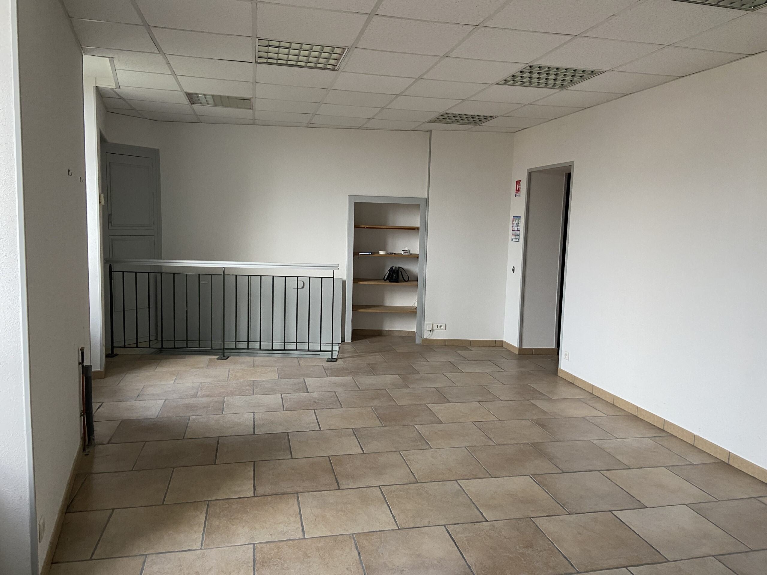 À LOUER – Local Commercial Idéalement Situé en Centre-Ville

Vous recherchez un emplacement de choix pour votre activité ?
Situé en plein centre-ville, au pied du château de LAPALISSE, ce local bénéficie d’une visibilité optimale et d’un cadre attractif.
62 m² répartis en deux grandes pièces de 31 m² chacune, offrant un bel espace adaptable à vos besoins.
Un escalier intérieur mène à une cave de 31 m², idéale pour une réserve, avec des toilettes intégrées.
Rideaux métalliques électriques et sonnette aux deux portes d’entrée. Chauffage électrique
Montant du Loyer : 420 € / mois hors charges.
Contactez dès maintenant pour une visite : Mme CANTAT au 04 70 99 10 77