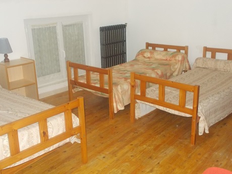 Gîte agréé JS/EN + Maison d'habitation attenante, meublés et équipés
Le gîte : 58 lits, 15 chambres, 2 salles d'activité, salon, cuisine professionnelle, terrasse, terrain d'1,3ha, accès en bus. 
Maison sur 3 niveaux: au rdc bureau et studio de 30m2, et sur 2 niveaux logement équipé 3 chambres. 
Affaire à développer, idéal pour un couple ou un groupe de personnes motivées. Peut convenir à différents projets: hôtellerie classique (après quelques aménagements), accueil de groupes de randonneurs, de cyclistes, cousinades, etc. mais aussi accueil de classes, de colos, MECS, etc. Station de ski à 15 kms (Les Monts d'Olmes), à 6kms grand site de France visité toute l'année (Château de Montségur). 
Fort potentiel. Le chiffre d'affaires a volontairement baissé ces trois dernières années pour cause de retraite (actuellement aux alentours de 100 000 euros)
Prix : 405 000 euros
Dernière commission de sécurité: avril 2025