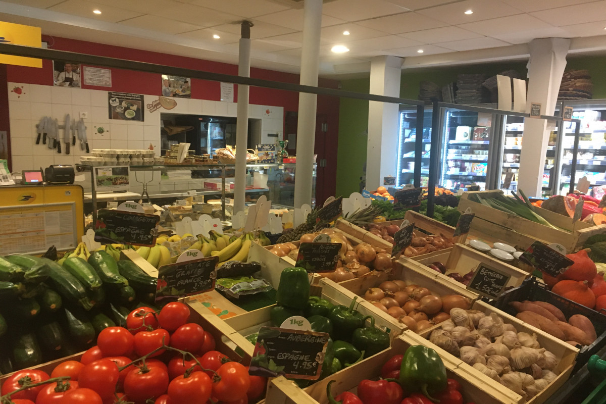 Vous souhaitez vous investir dans un commerce alimentaire situé dans un quartier de 10 000 habitants ?
Sur la commune de Grenoble, bien implanté au plus près des habitations, ce primeur dispose d?une clientèle sympathique et fidèle (personnes âgées, couples avec enfants, nounous ?) et est proche des commerces complémentaires (écoles maternelle et primaire, tabac, pharmacie, boulangerie).
125 m² dont 60 m² de surface de vente pour l?épicerie, 35m² pour les réserves et 30m² pour le bureau. Les meubles froids, congélateurs, meuble arrière, climatisation et gondoles sont neufs. 
De nombreux services sont à disposition de la clientèle : primeur local/charcuteries et fromages à la coupe (56% du CA)/ La Poste mis en place en 2021/ Deliveroo mis en place fin 2021/ Pick Up mis en place été 2021. La vente de produits régionaux peut être à développer. 
Des places de parkings sont disponibles tout autour du magasin ce qui permet à la clientèle d?y stationner facilement.
Ouvert actuellement :
? ? ? Du mardi au vendredi : 8h - 12h30 / 15h - 19h30
? ? ? Samedi et dimanche : 8h - 12h30
CA TTC : 280 000 ?.
Loyer mensuel TTC (y compris taxe foncière) : 1 250?.
Vente du fonds de commerce : 77 000?.
Apport minimum requis : 33 000?.
Un développement de la surface de vente peut être envisagé pour atteindre une surface de vente d?environ 110m². Un local attenant peut également être loué.
Dans un second temps, la vente des murs peut être envisagée.
Exploitation idéale pour un primeur en solo ou avec un salarié.
Contactez-moi dès aujourd?hui afin d?avoir plus de détails concernant ce projet situé sur Grenoble.