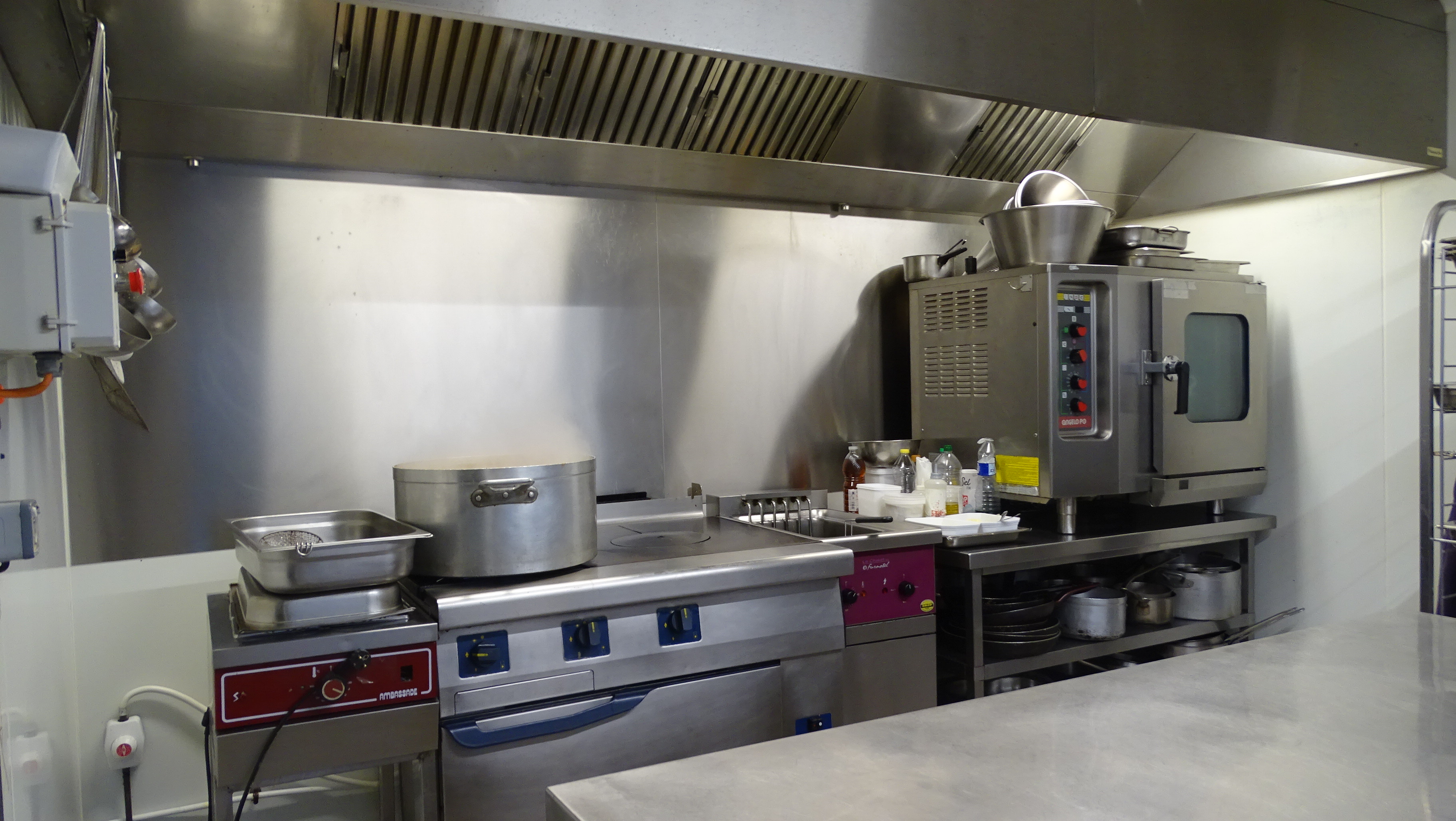 Cause départ à la retraite, vend affaire saine et réputée, existante depuis 40 ans, située au cœur d'un bourg, à quelques minutes de Dinan et des communes de la côte d’Émeraude. 
Le CA est constant assuré par une clientèle locale et fidèle, complété par la présence d'associations

Activité: Bar - Restaurant - Traiteur
Cuisine traditionnelle qualitative avec vente à emporter 2 jours/semaine 
Moyenne de 70 couverts par jour 
Surface commerciale de 100 m² comprenant 2 salles de restauration dont l'une avec bar, 1 cuisine équipée professionnelle aux normes. En supplément, au 1er et 2eme étage vous trouverez un potentiel de stockage, buanderie et habitation après rénovation. 
Loyer 1700/mois
CA 280 000 euros
Pas de service le soir, fermé le Samedi Dimanche
Possibilité d'acquérir les murs 217m² pour 145 000€

Atout commercial:
Établissement bien situé et bien tenu, idéal pour un couple de professionnels  souhaitant investir dans une affaire solide, immédiatement opérationnelle  ou un repreneur pour développer l'activité traiteur ou évènementielle, soirée à thème, privatisations, évènements associatifs...

Belle opportunité à fort potentiel de développement