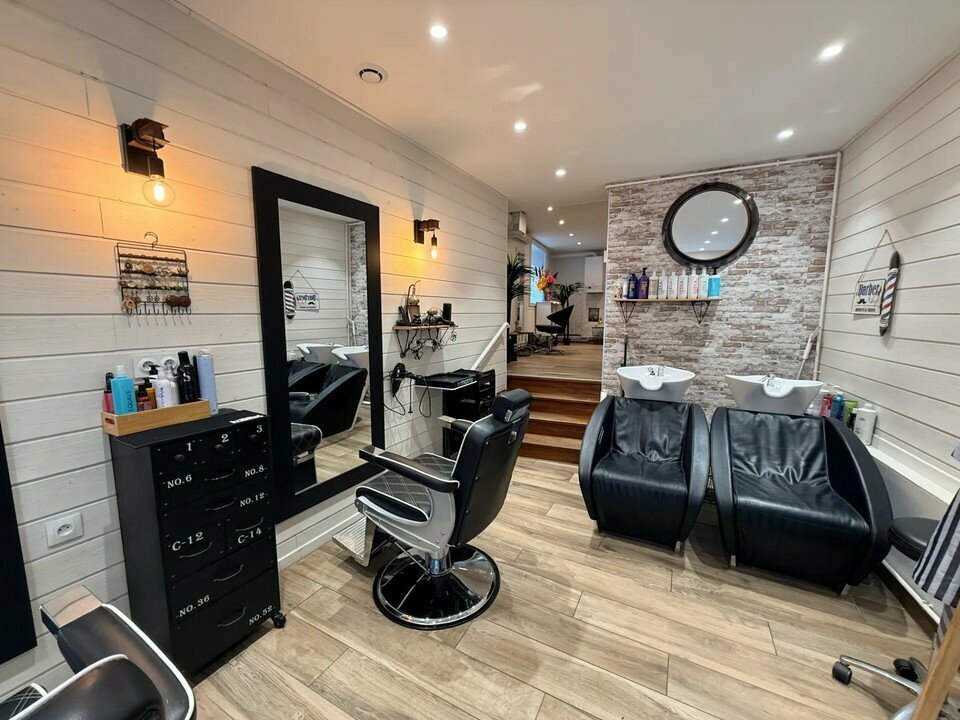 À vendre, fonds de commerce de salon de coiffure de 56 m² à Montivilliers, en périphérie du Havre. Situé sur un axe passant en zone fréquentée, l’établissement bénéficie d’une clientèle fidèle et régulière renforcée par l’application Planity. Les locaux ont été entièrement rénovés il y a 3 ans, offrant un cadre moderne et opérationnel. Affaire saine, sérieuse et rentable, sans salariés à reprendre. Loyer modéré de 700 € HT/mois. Métropole havraise : 335 000 habitants en zone de chalandise.

Surface totale : 56 m². Salon de coiffure entièrement rénové.

Prix de vente : 49 000 € net vendeur
Loyer annuel : 8 400 € HT HC
Loyer mensuel : 700 € HT HC
Charges annuelles : 720 €
Honoraires agence : 4 000 € HT

Annonce proposée par Pôle Implantation Commerce, service d'accompagnement des porteurs de projets commerciaux (réf. Ref076279).