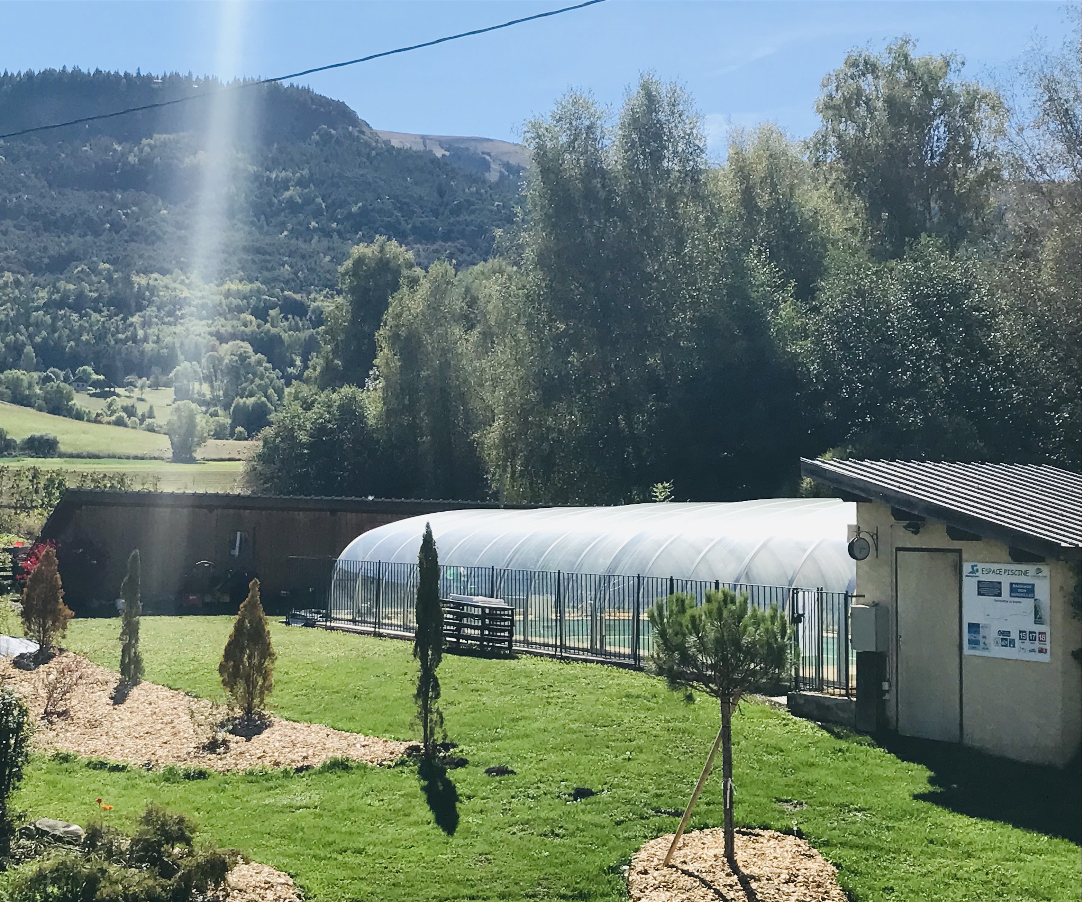 Le Relais de la Forge est un hôtel de charme classé 2 étoiles idéalement situé dans les Alpes de haute Provence sur la commune de Selonnet. 
	On y retrouve son restaurant, « le Sel au nez », réputé pour son ambiance chaleureuse et sa cuisine traditionnelle « 100% maison » (capacité de 30 couverts). En été, une terrasse permet également d’accueillir 20 couverts (acquisition faite de la licence IV).
	L'établissement se compose d'un bâtiment de 3 niveaux sur 800m2. De nombreux travaux ont été effectués depuis 2019, des aménagements décoratifs et fonctionnels. L’hôtel comprend 14 chambres récemment rénovées, toutes équipées de salles de bain privatives. Un sauna est également fonctionnel.  La cuisine est entièrement équipée de matériels professionnels récents.
En saison estivale, on retrouve une piscine couverte (chauffée aux panneaux solaires) nichée dans un jardin de 4000m2 joliment arboré ; 3 Cabanes sont également mises à la location l'été. 

	L'établissement tenu actuellement en couple (monsieur en cuisine et madame au service) est situé à 45 minutes de Digne les bains, de Gap et à 20 minutes du célèbre lac de Serre Ponçon. L'hôtel attire une clientèle agréable et fidèle aussi bien familiale que professionnelle. Le relais de la forge est doté d'une belle réputation et d'excellents avis sur les réseaux. 
	En hiver, l’hôtel est stratégiquement positionné à 15 minutes de 2 stations de ski, Chabanon et Saint Jean Montclar. C'est l'endroit idéal, hiver comme été, pour une escapade en montagne (randonnée, ski, vélo...) ; offrant une base solide pour la continuité de l'activité. Un renfort saisonnier de 2 personnes est nécessaire sur la période d'été. Actuellement, fermeture annuelle de 12 semaines. De nombreux axes de développement sont encore possibles.

	L'établissement dispose d'un logement de fonction comprenant 2 chambres, 1 salle – salon, 1 SDB, 1 cuisine.

Établissement aux normes, conforme aux vérifications annuelles. 

Possibilité d'acquérir les murs, le loyer actuel 2000€ HT

Vous souhaitez reprendre le flambeau ? Contactez nous pour plus de renseignements.