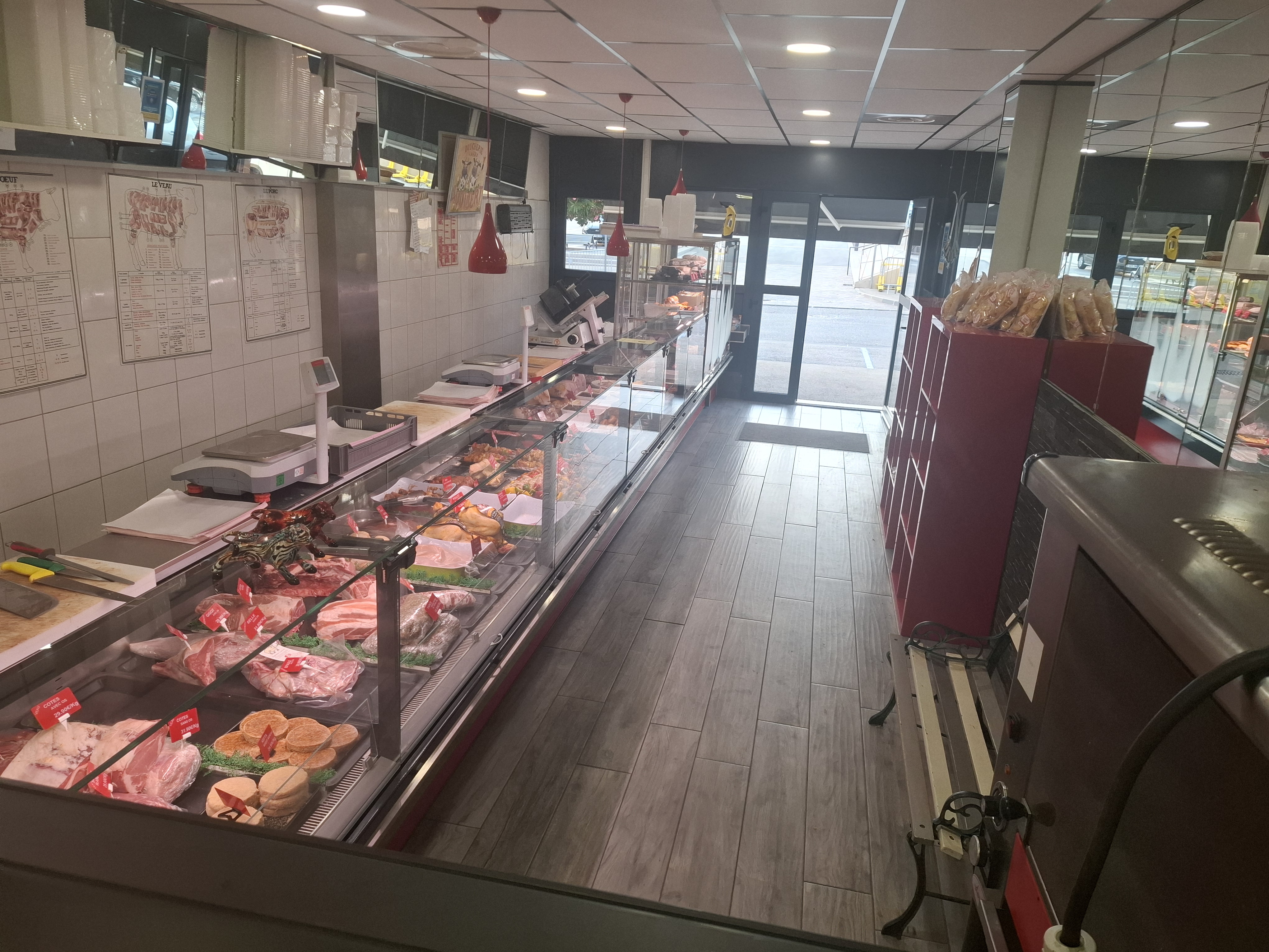 A saisir Boucherie charcuterie centre ville...toute equipè...place de parking
Aucun travaux a prevoir...CA 2025 : 328000 ht... 12 metres lineaire vitrine 4 ans....vente changement de region.
Magasin ouvert 4 jours et demi par semaine...850 euro loyer
Prix 40 000 euro
Tel 07 85 45 01 61