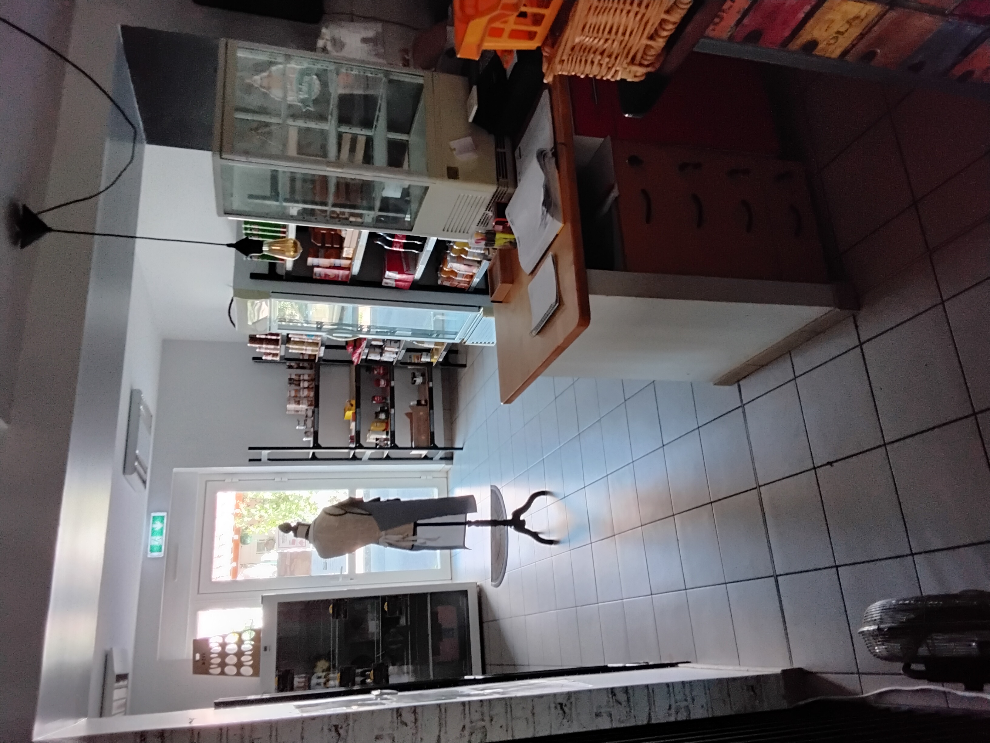 A vendre cause retraite, un fonds de commerce bar-restaurant-multiservices situé dans le charmant village de Millac (86) au bord de la vienne, proche de 2 villes de 1200 habitants avec toutes commodités et à 1 heure de Poitiers, Angoulême et Limoges.

DESCRIPTIF :

L'établissement a été complétement refait en 2020 . Vous pourrez donc vous installer dans un local parfaitement adapté . Celui-ci est composé d'une salle de restaurant de 40m², d'un bar rénové de 46 m², terrasse  et d'un espace épicerie de 17m².
La cuisine a été créée en 2017 et du matériel neuf à été installé, l'espace avec la réserve fait 17 m².
il n'y a donc ni travaux ni investissement à prévoir.
Les murs appartiennent à la mairie avec un loyer trés modique de 192.00 euros par mois.
Vous avez la possibilité de louer un appartement de 120 m² en parfait état situé au dessus du restaurant.
Le chiffre d'affaire est stable avec possibilité d'évolution.
Le prix du fond est fixé à 30000 euros avec le matériel