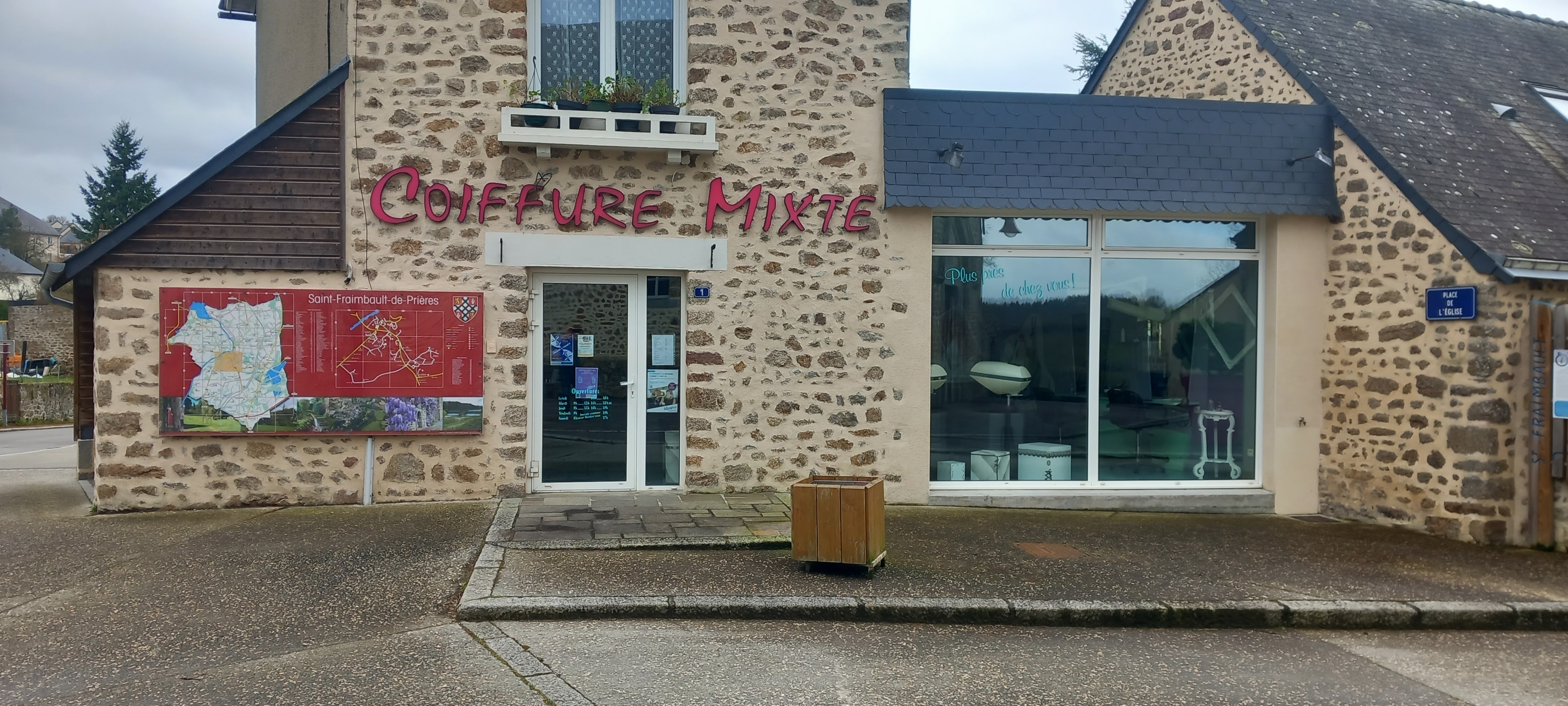 A vendre salon de coiffure mixte dans une commune d'environ 1000 habitants du nord Mayenne, tenu depuis 17 ans avec une apprentie .  Chiffre d'affaire stable,
- 2 Bacs fauteuils
- 5 Postes de coiffage
- Surface de 40m² plus deux pièces disponible à l'étage 
- Parking à proximité
- Accessible aux personnes à mobilité réduite 
- Possibilité de développer l'activité ou d'apporter de nouveaux services à la commune 
- loyer 260€ ,achat des murs possible 
- Premier contact par Mail
