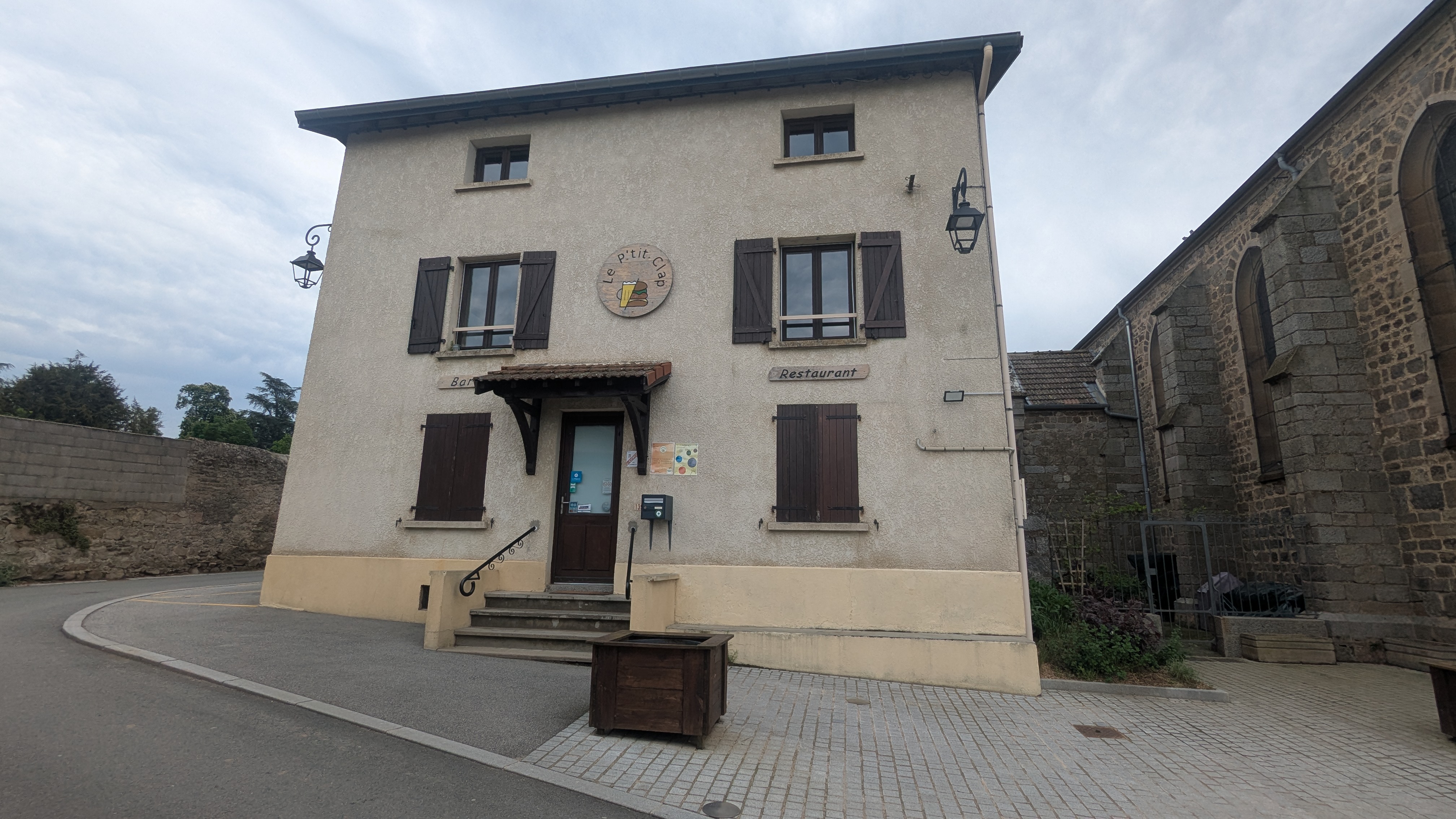 Bâtiment de 215m2 avec fonds de commerce et habitation. 
Chauffage PAC (installée en 2022)
Classe énergie D
Taxe foncière 2024 : 814€

Maison située à St Cyr les Vignes entre les Monts du Lyonnais et la Plaine du Forez (35min de St Etienne, 45min de Roanne, 1h15 de Lyon). 

Au rez de chaussée : Bar Restaurant (88m2 )
- 1 cuisine professionnelle entièrement équipée 
- 1 salle bar restaurant  d'une capacité de 35 couverts (+ terrasse à l’ombre de l’église de 30 couverts)
- WC adapté PMR
- Cave en sous sol de 25m2
- Licence IV 
- Pas de salarié
- Affaire très saine qui peut encore être développée

1er et 2ème étage : Habitation (128m2)
1er étage : 88 m2
- 1 Chambre
- 1 Salle de bain (avec buanderie) 
- 1 Cuisine
- 1 Salon Salle à manger

2ème étage : 40m2
- 1 chambre 
- 1 grande pièce
- 1 petit grenier

Murs et Fonds de commerce non dissociable
Pour plus d'informations, contactez-moi par la messagerie LeBoncoin. 
Curieux et Agences s'abstenir !