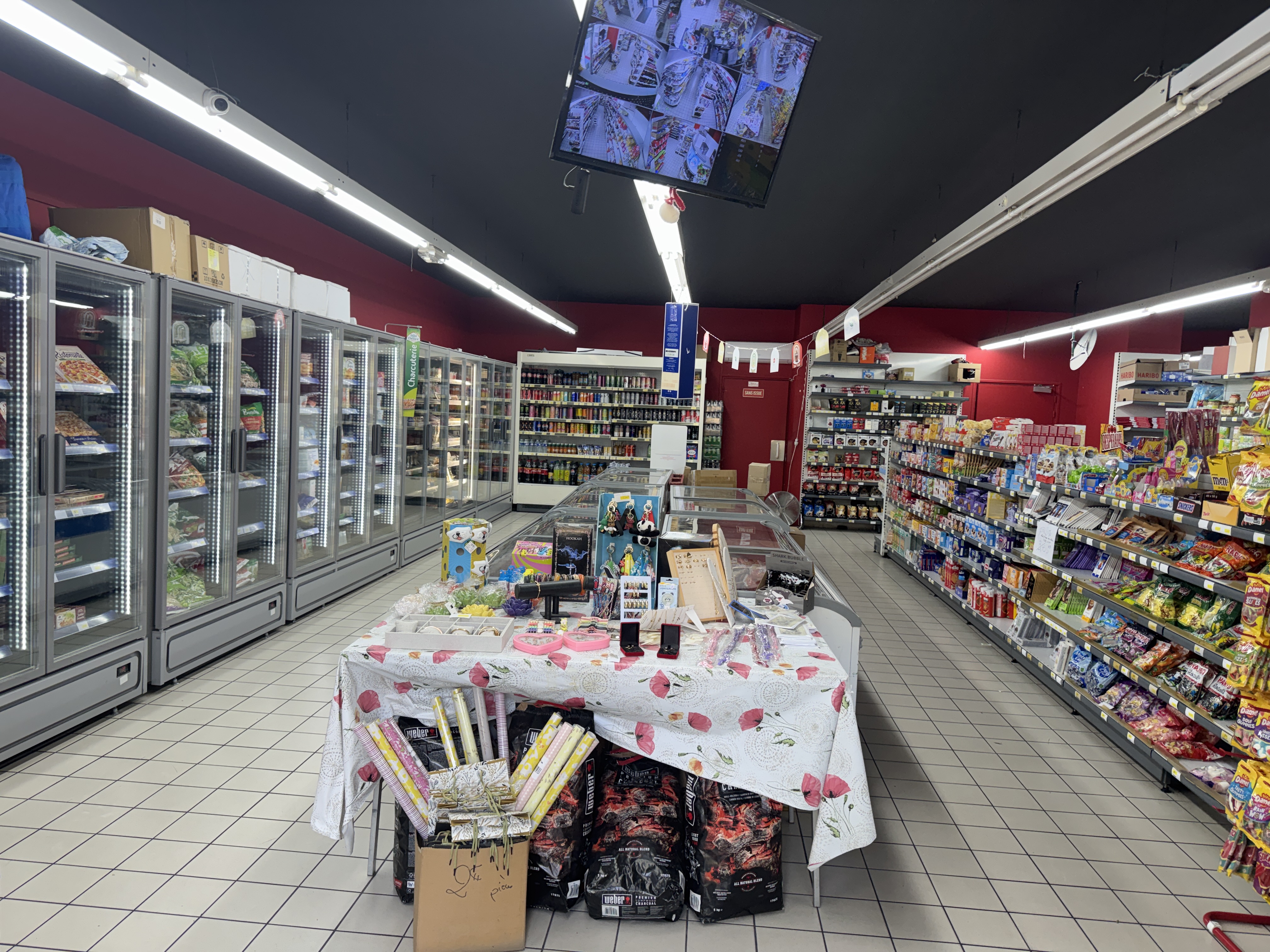 Très belle supérette 350 m², très bon chiffre d’affaires clientèle régulière. Elle se situe en plein centre de la ville face à la mairie, le château de Simian ville très touristique bien animé, possibilité de partager le local en deux bail tout commerce, 3/6/9