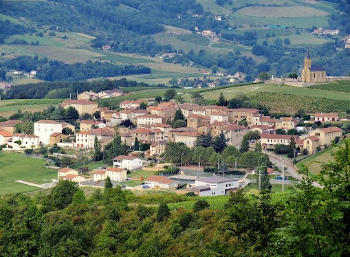 Le programme "1000 cafés" recherche un gérant pour le café-restaurant-multiservices du joli village de Saint Laurent d'Oingt (850 habitants) dans le coeur du Beaujolais "pays des pierres dorées". La commune est à quelques kilomètres du village classé d'Oingt, générant un important flux touristique en saison. Le village de Saint Laurent dénombre plusieurs associations dynamiques, ainsi qu'un cabinet médical voisin du local du café où exerce un médecin généraliste. Des travaux sont actuellement menés par la mairie pour raffraichir l'intérieur du local.
Rémunération sur une base de 1700 euros brut mensuel, logement mis à disposition. Accompagnement, formation et suivi par l'association 1000 cafés : https://www.1000cafes.org/ Objectif d'ouverture Mai 2022. Expérience en restauration requise. Contact : CV et texte de présentation par mail à alphonse.coste@1000cafes.org