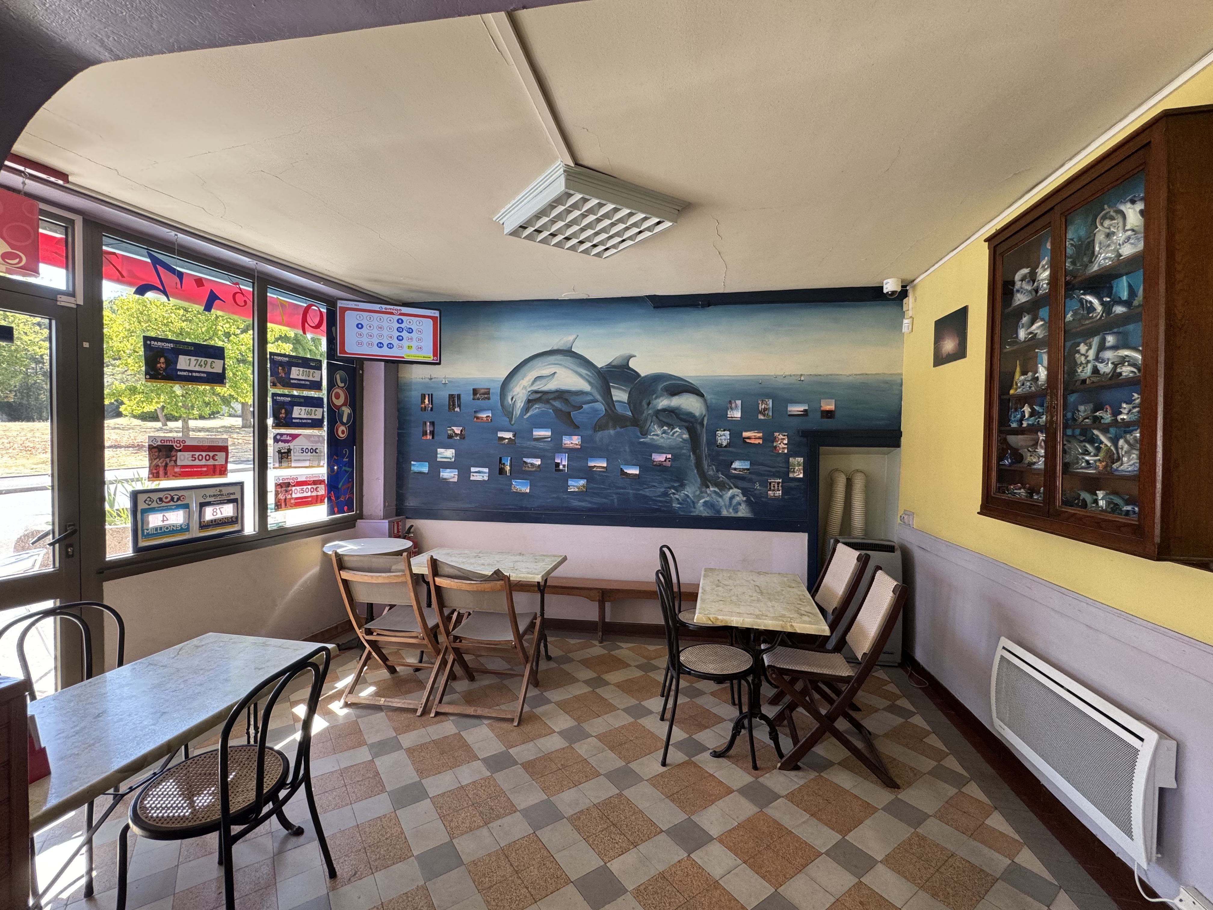 ☕ FONDS DE COMMERCE CAFÉ • BAR • TABAC • PRESSE
📍 LUZANCY (77138) – Proche La Ferté-sous-Jouarre

💥 NOUVEAU PRIX : 170 000 € FAI

Vous souhaitez reprendre un commerce existant et développer votre propre activité ?
👉 Cette opportunité mérite votre attention !

Idéalement situé, ce fonds de commerce bénéficie d’un bon passage et offre un beau potentiel de développement.

🔑 Loyer : seulement 700 €/mois
📄 Bail commercial 3/6/9 en cours, signé il y a environ 3 ans.

🏪 Le local comprend :
☕ Une salle de café accueillante d’environ 40 m²
🍽️ Deux pièces à l’arrière d’environ 30 m², pouvant servir de cuisine, réserve ou espace de préparation
🍺 Une cave en sous-sol pour le stockage
🌞 Une agréable terrasse pouvant accueillir environ 20 à 30 personnes

⭐ LES ATOUTS :
✅ Café – Bar – Tabac – Presse
✅ Loyer attractif
✅ Terrasse
✅ Bon emplacement
✅ Proximité des transports et axes principaux
✅ Potentiel de développement
✅ Idéal pour un couple ou un entrepreneur
✅ Opportunité rare sur le secteur

📞 Une question ou envie de visiter ? Contactez-moi :
Filomena ALVES – ADVICIM
📱 07 78 80 72 17
✉️ filomena.alves@advicim.com