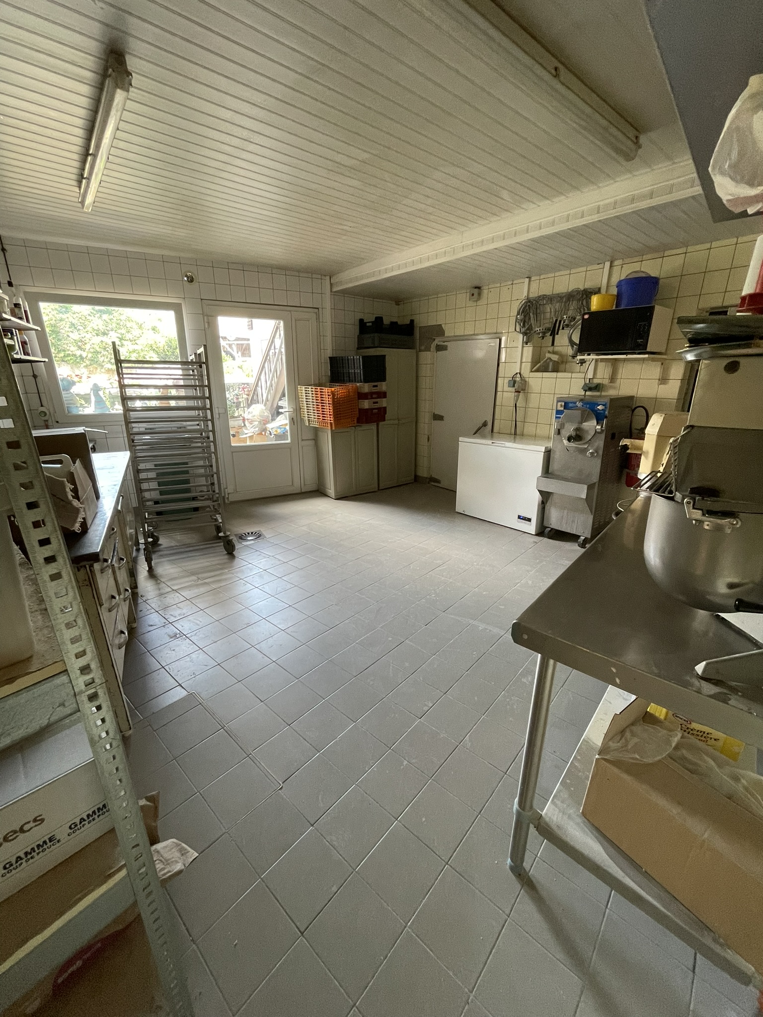 Vous souhaitez vous lancer dans une activité de boulangerie et reprendre un commerce existant ?

Je propose à la vente le fonds de commerce d’une boulangerie, offrant une belle opportunité pour un professionnel ou un couple souhaitant développer son propre projet.

Prix de cession : 85 000 € FAI (Frais d’Agence Inclus)

Le bien vendu concerne uniquement le fonds de commerce.

Cette boulangerie bénéficie d’un emplacement permettant de poursuivre et de développer l’activité dans de bonnes conditions.

Le commerce est idéal pour une personne souhaitant reprendre une activité existante, avec la possibilité d’apporter ses propres idées et de développer davantage l’offre et le chiffre d’affaires.

Les points forts

Fonds de commerce de boulangerie

Activité existante

Potentiel de développement

Prix : 85 000 € FAI
