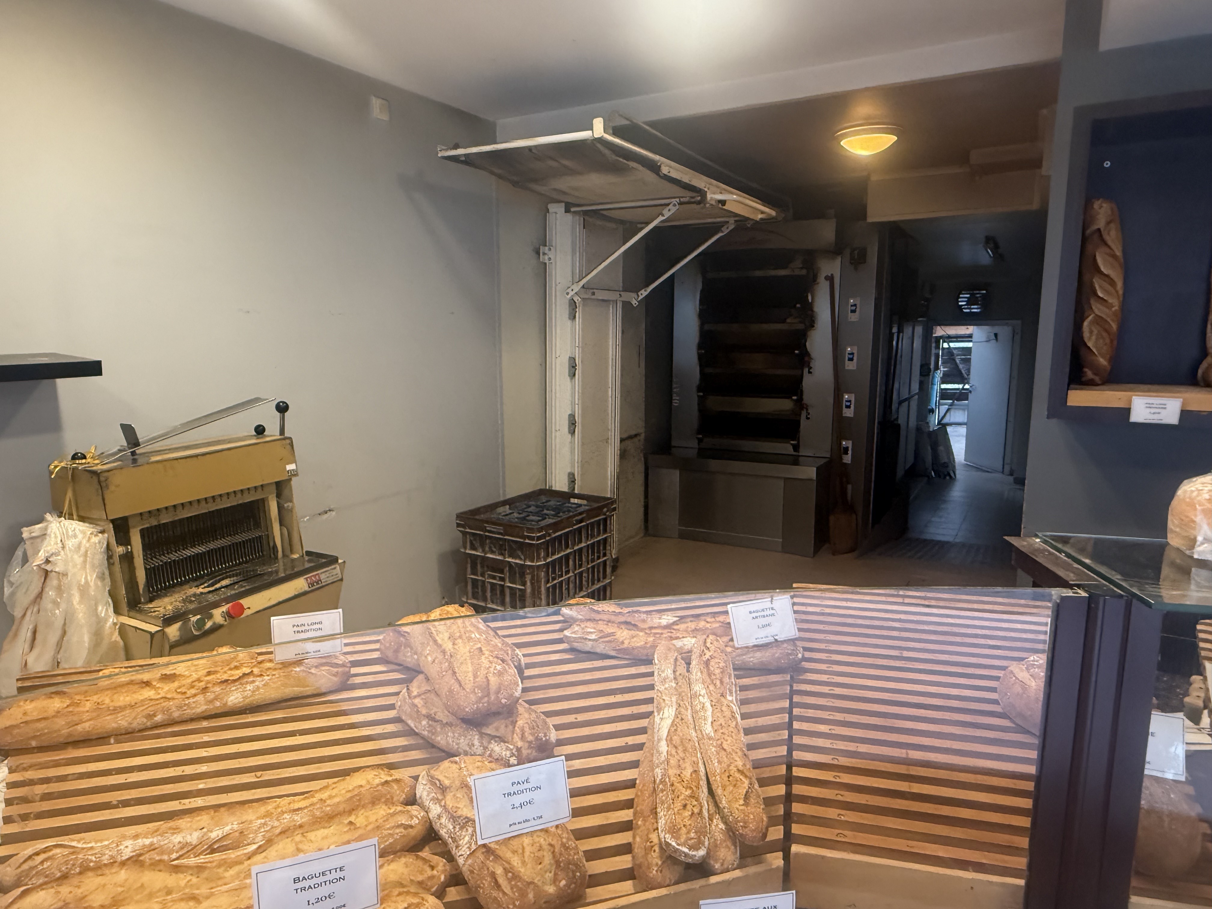 à vendre boulangerie - pâtisserie artisanale dans ville de +/- 12 000 habitants.
Située en face d'un bureau de tabac et à proximité de plusieurs commerces (fleuriste, restaurant, laverie…) et de la Mairie.