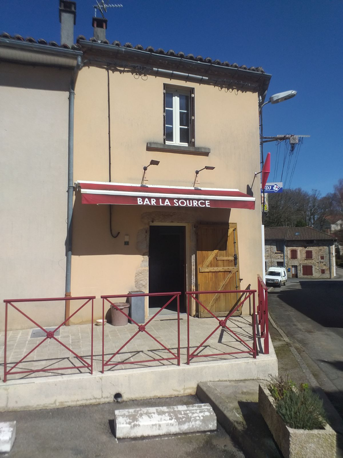 Dans une commune de 340 habitants, sur un axe passant, à la source du fleuve « Charente », avec de nombreux sites touristique (arbres remarquables, Eglise romane du 13ieme siècle, cratère météoritique de 200 millions d’années, chemins de randonnées, …) venez découvrir ce » bar tabac FDJ » crée en 1985. 
Ce lieu qui peut accueillir une trentaine de personnes à l’intérieur et une vingtaine en terrasse en fait un établissement fonctionnel et très apprécié des habitants du territoire et des personnes de passage
Propriétaire de ce commerce, partant très prochainement à  la retraire, j’ai choisi de le vendre (Fond de commerce, bâtiment complet et licence 4). 
Au RC il y a un commerce de 60m2, au 1er étage 35 m2 d’habitation, au sous-sol un lieu de stockage de 20m2 sans oublier une terrasse de 20m2
L’électricité a été refaite et une pompe à chaleur réversible assure une température agréable appréciée par les clients
Vous avez bien compris, je vends l’immobilier, le fond de commerce avec la licence pour un prix de vente de 85.000 € 
Je souhaite ajouter que ce commerce  se situe dans le territoire du limousin, dans parc Périgord-Limousin, à la limite du département de la Charente et à moins de 10km des différentes commodités. Il faut en autre noter qu’il n’existe pas de bar-tabac-FDJ sur les communes jouxtant notre village